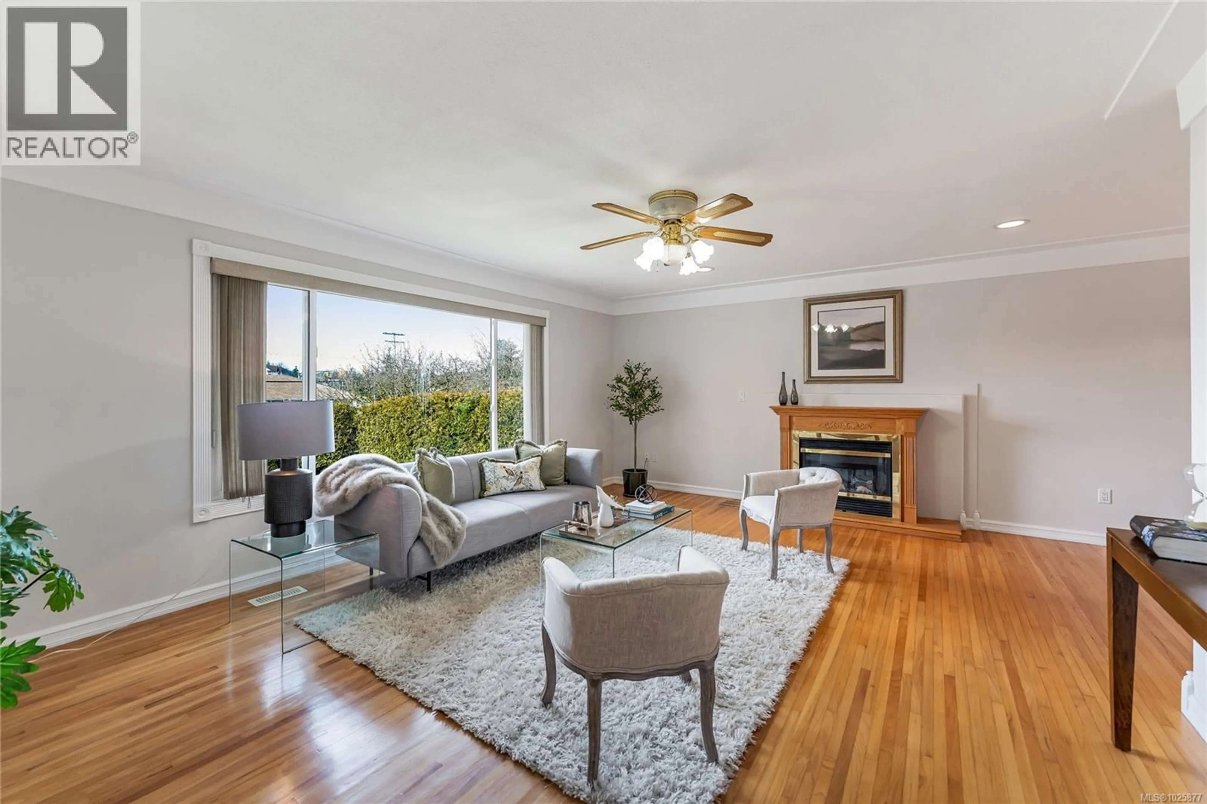 Living room with furniture, wood/laminate floor for 4325 DIEPPE ROAD, Saanich British Columbia V8X2N4
