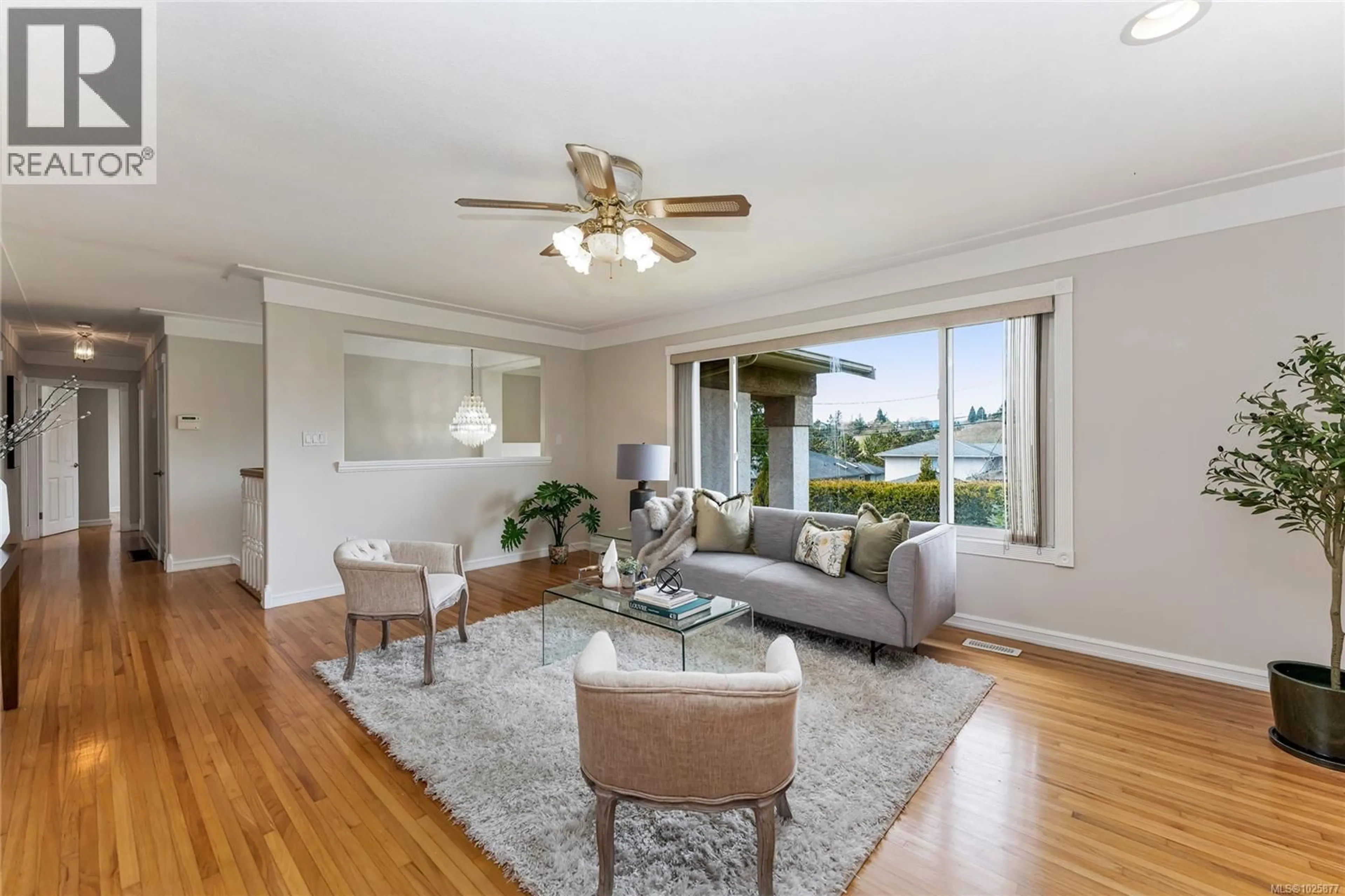Living room with furniture, wood/laminate floor for 4325 DIEPPE ROAD, Saanich British Columbia V8X2N4