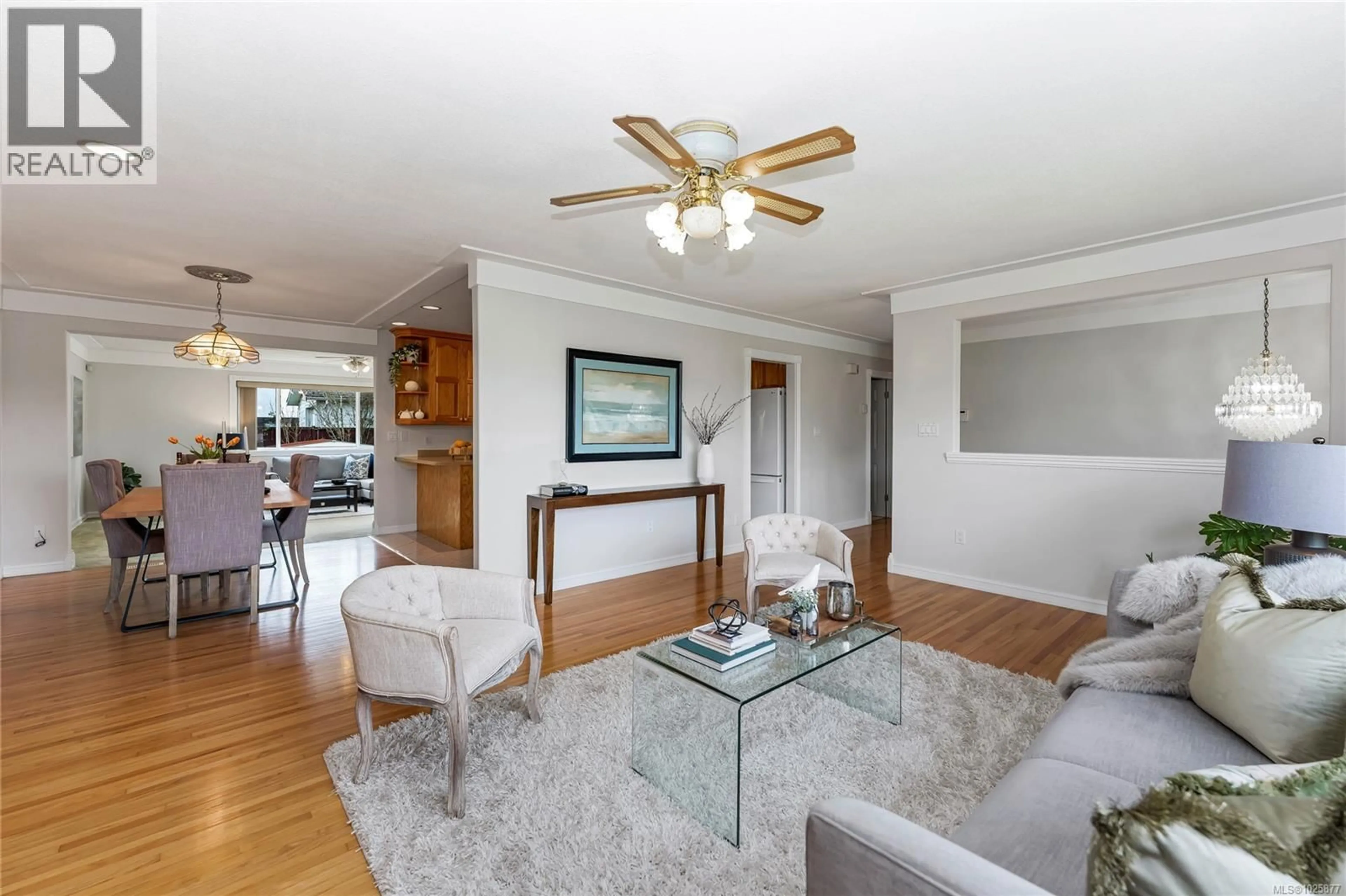 Living room with furniture, wood/laminate floor for 4325 DIEPPE ROAD, Saanich British Columbia V8X2N4