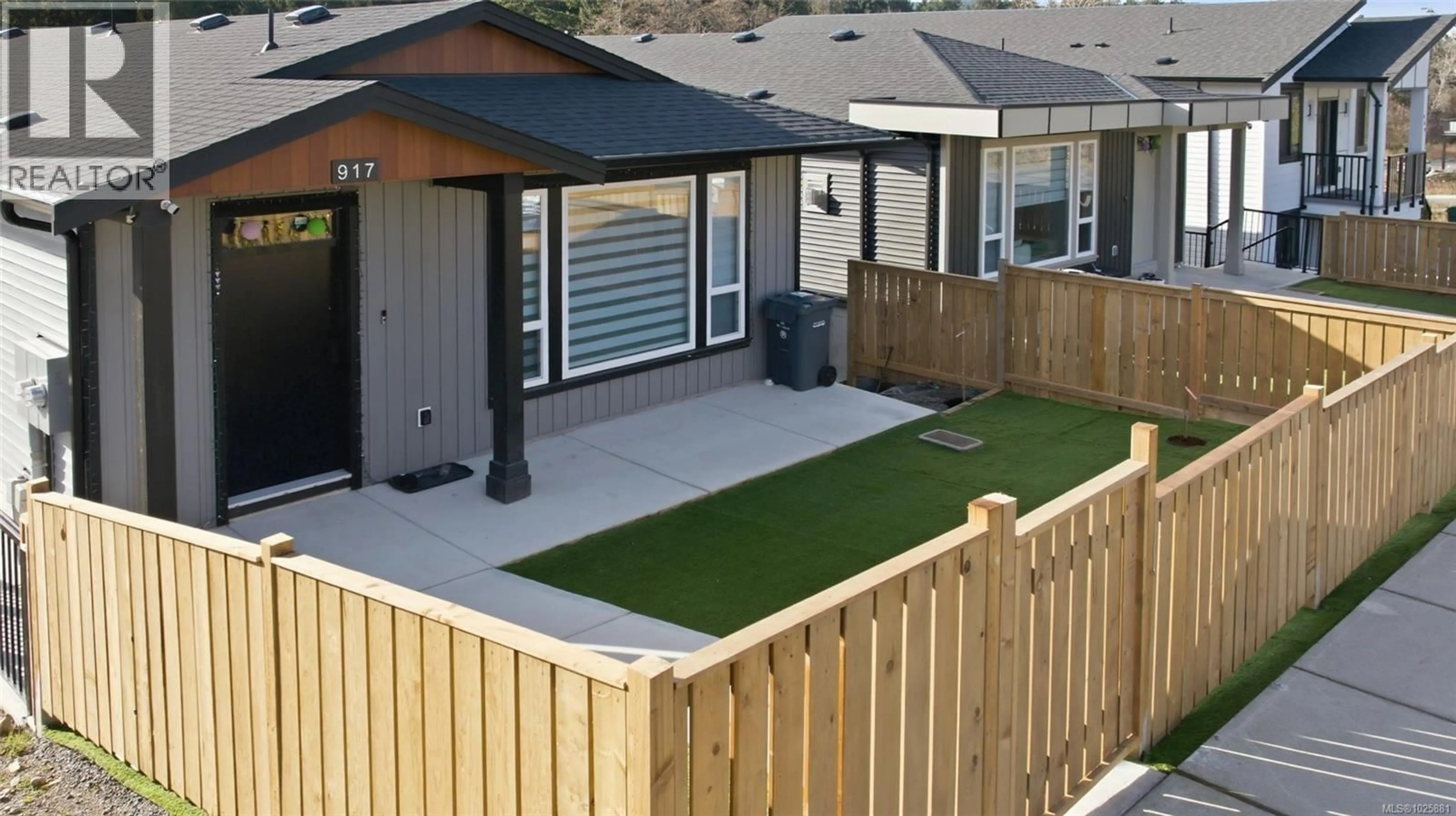 Home with vinyl exterior material, street for 917 OLD VICTORIA ROAD, Nanaimo British Columbia V9R0L3