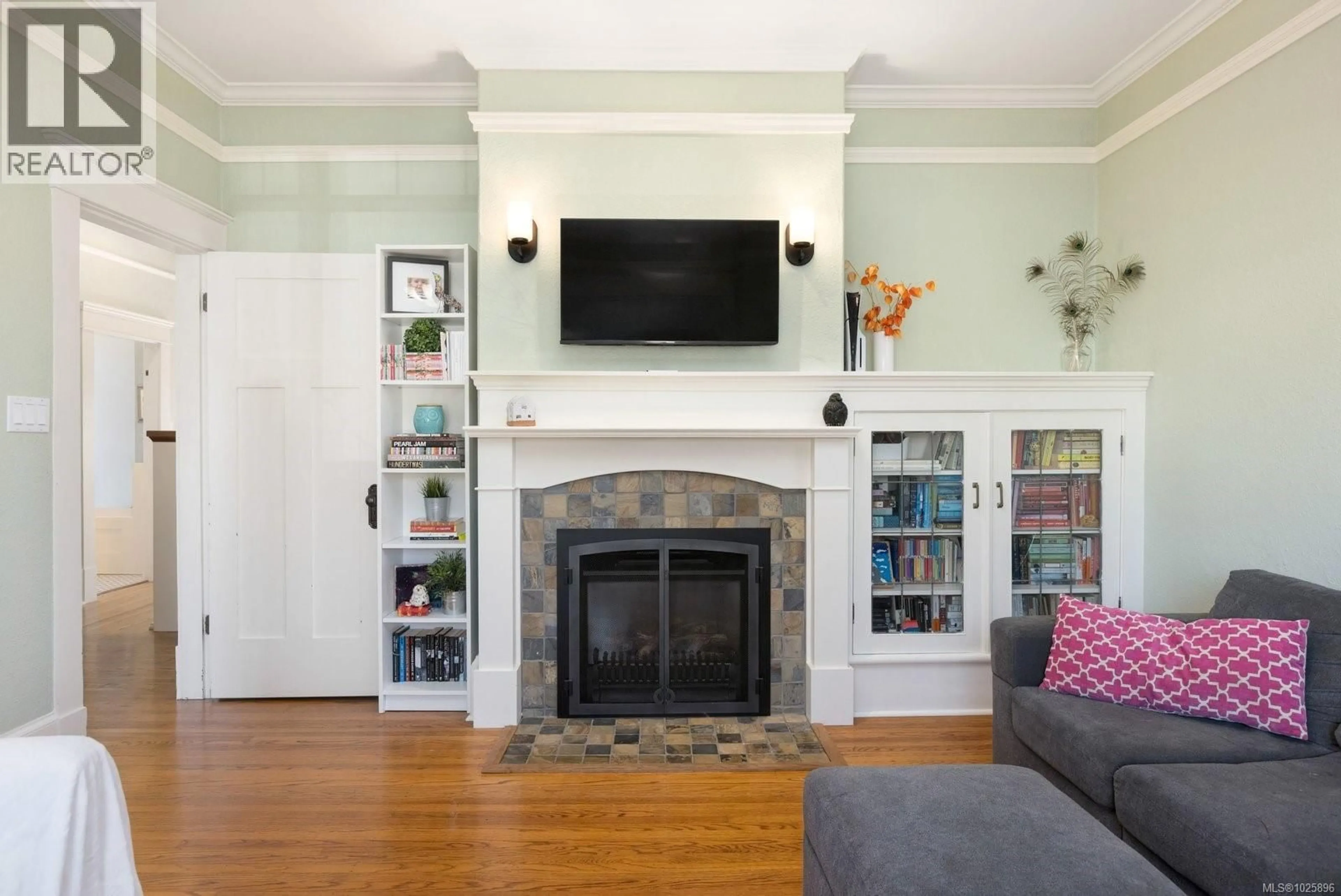 Living room with furniture, unknown for 2231 WINDSOR ROAD, Oak Bay British Columbia V8S3C8