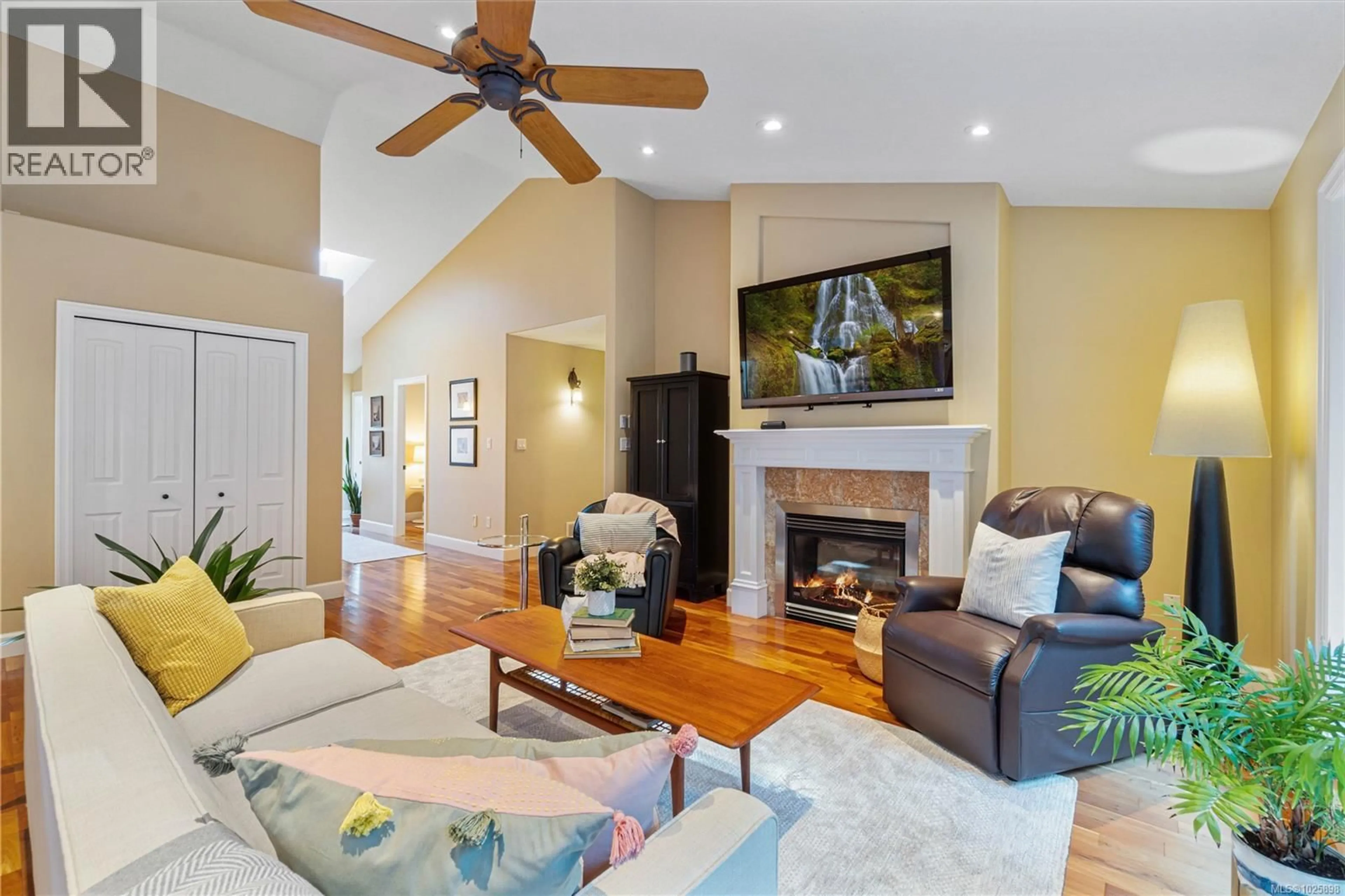 Living room with furniture, unknown for 609 VIKING WAY, Parksville British Columbia V9P2Z5