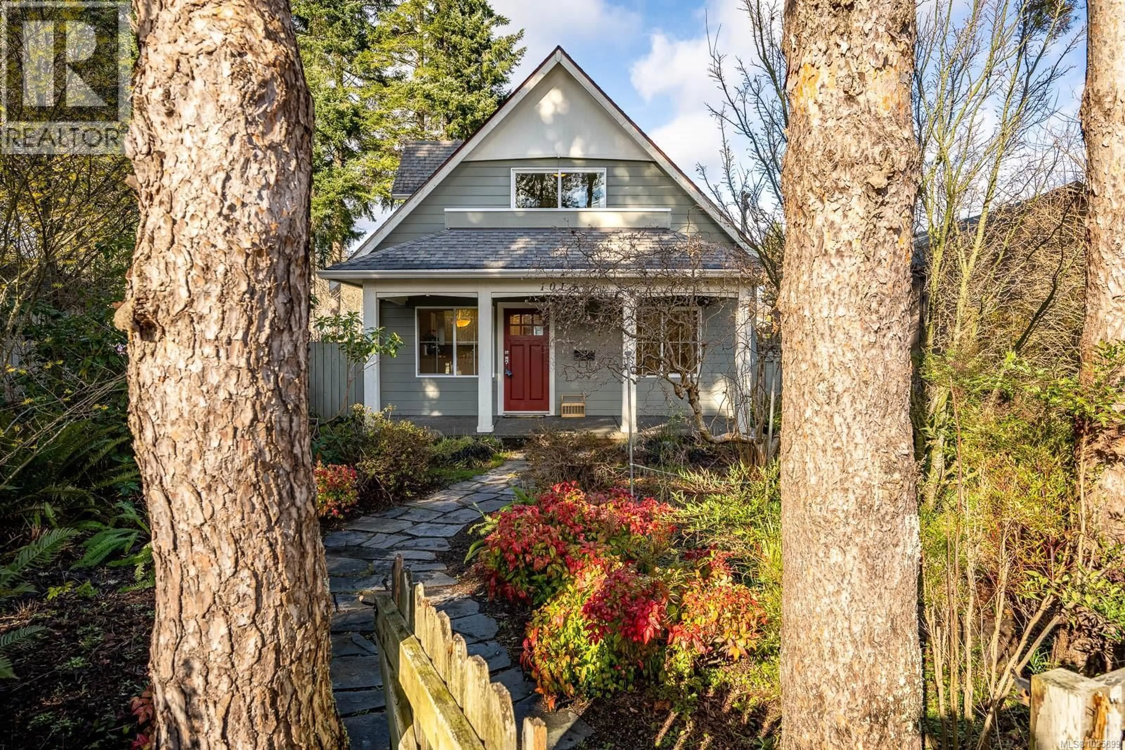 Home with vinyl exterior material, street for 1013 5TH STREET, Courtenay British Columbia V9N1L3