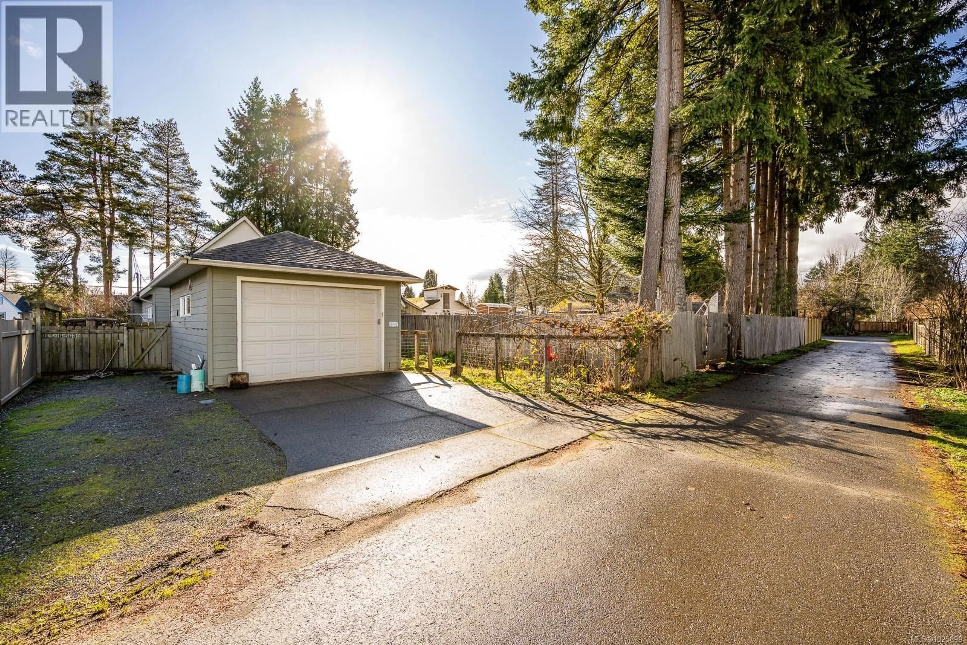 A pic from outside/outdoor area/front of a property/back of a property/a pic from drone, street for 1013 5TH STREET, Courtenay British Columbia V9N1L3