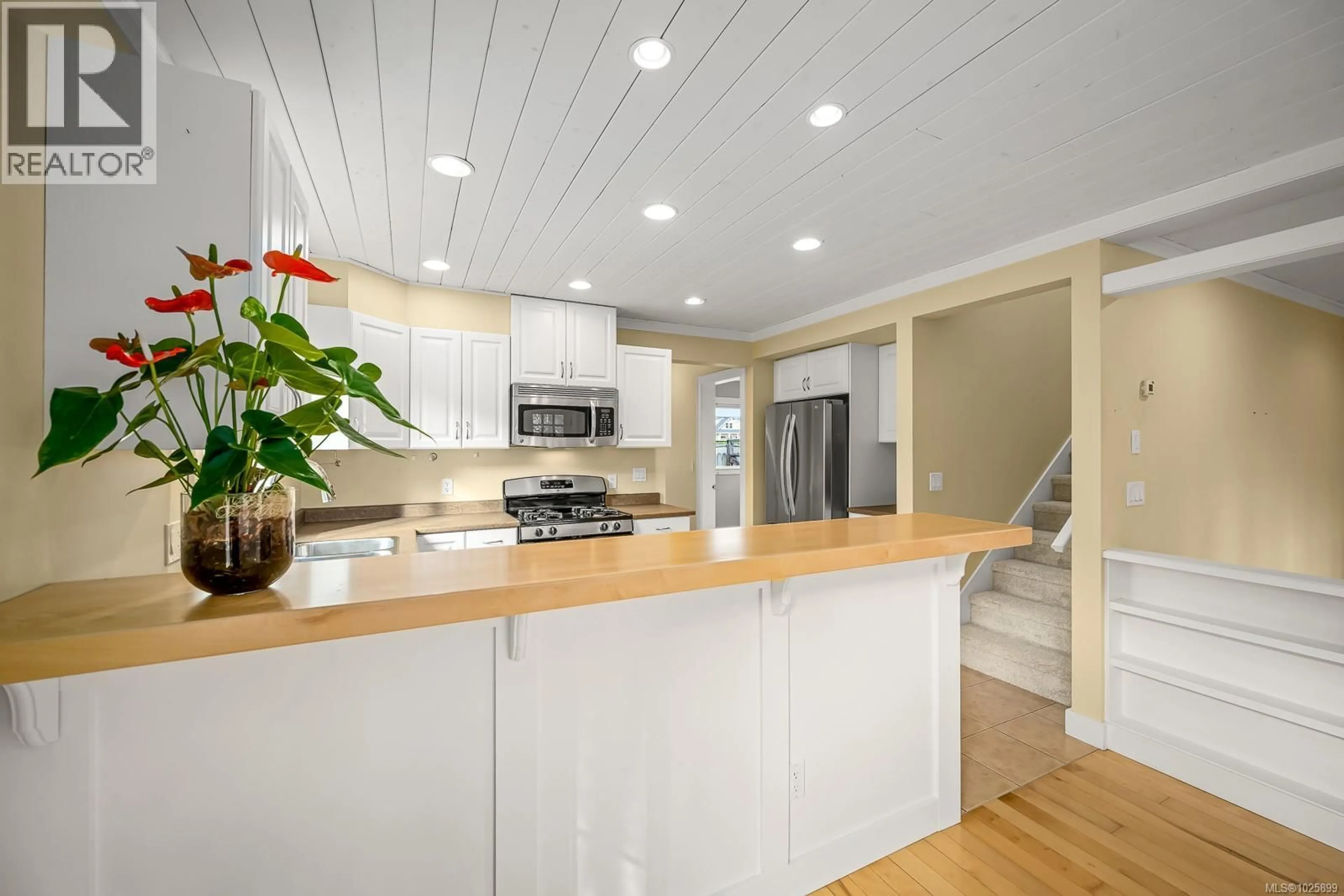 Open concept kitchen, wood/laminate floor for 1013 5TH STREET, Courtenay British Columbia V9N1L3