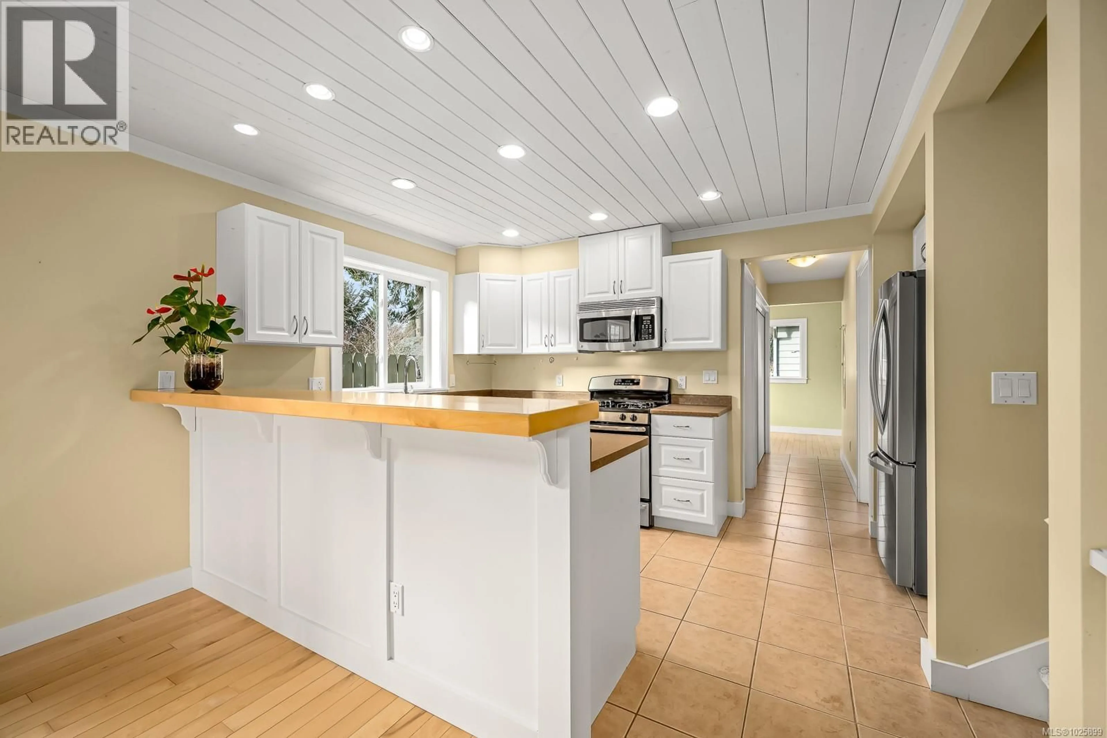 Open concept kitchen, unknown for 1013 5TH STREET, Courtenay British Columbia V9N1L3