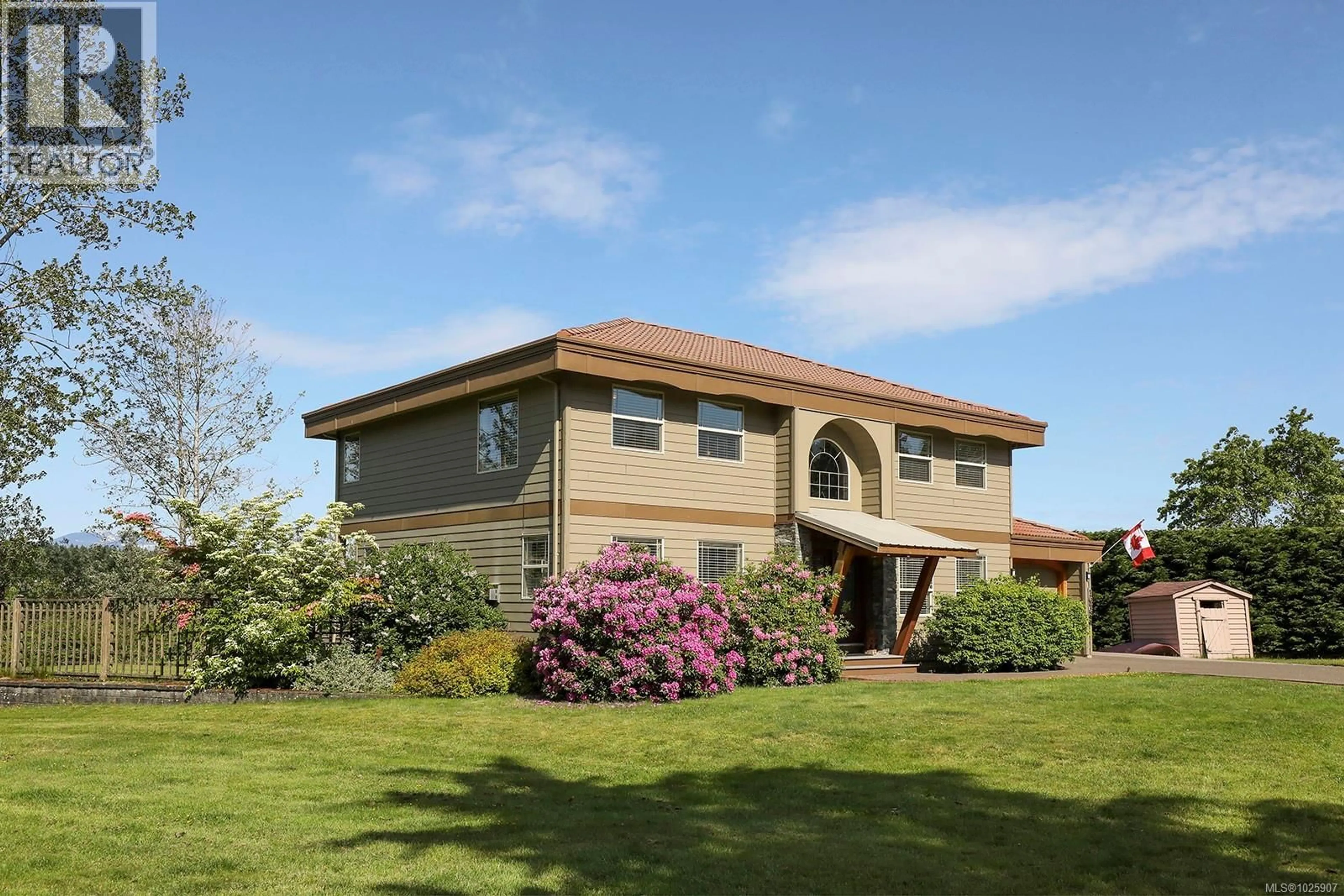 Home with vinyl exterior material, building for 1675 CHESTER PLACE, Comox British Columbia V9M1A9