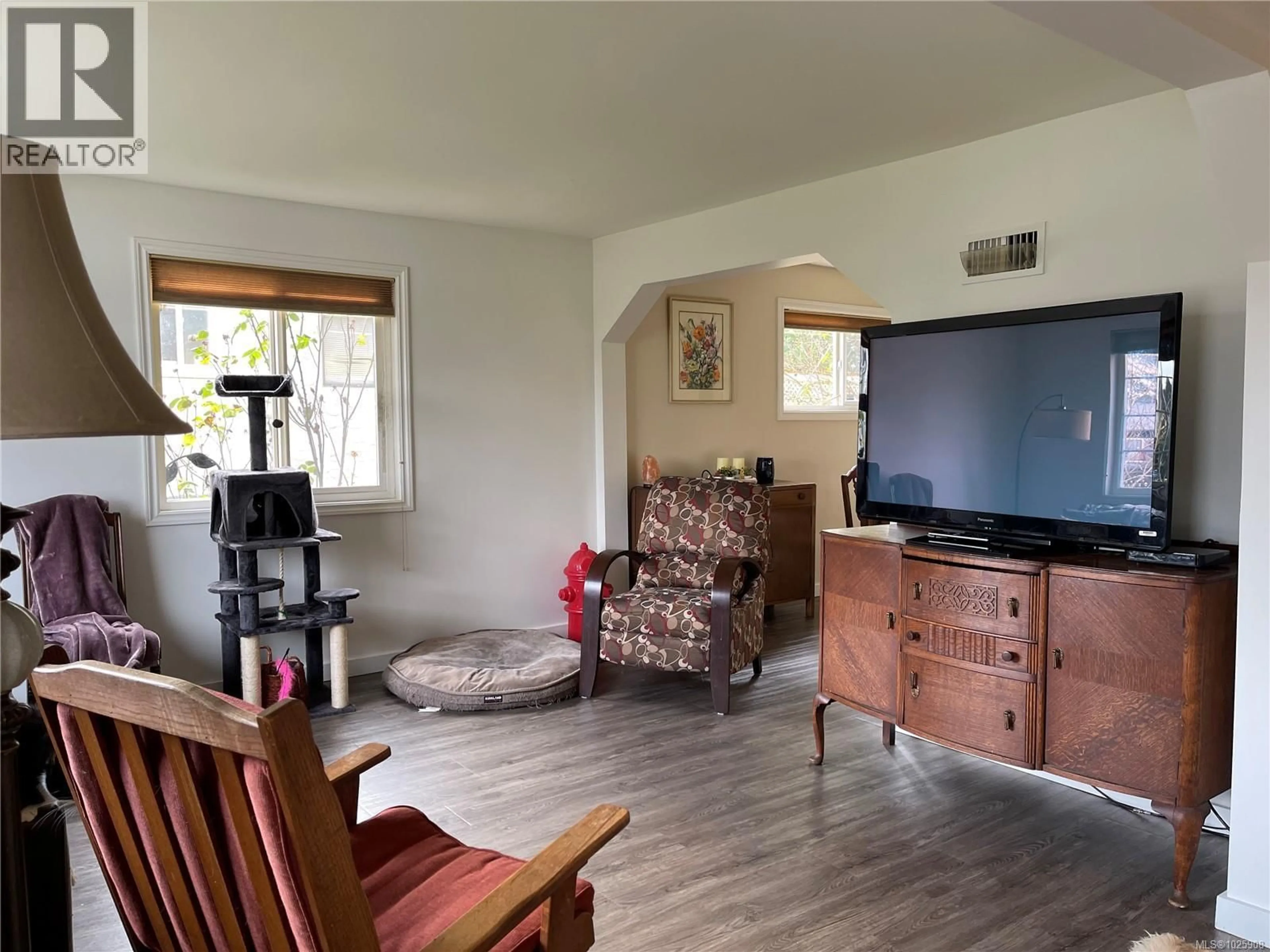 Living room with furniture, wood/laminate floor for 5336 IAN AVENUE, Port Alberni British Columbia V9Y6W1