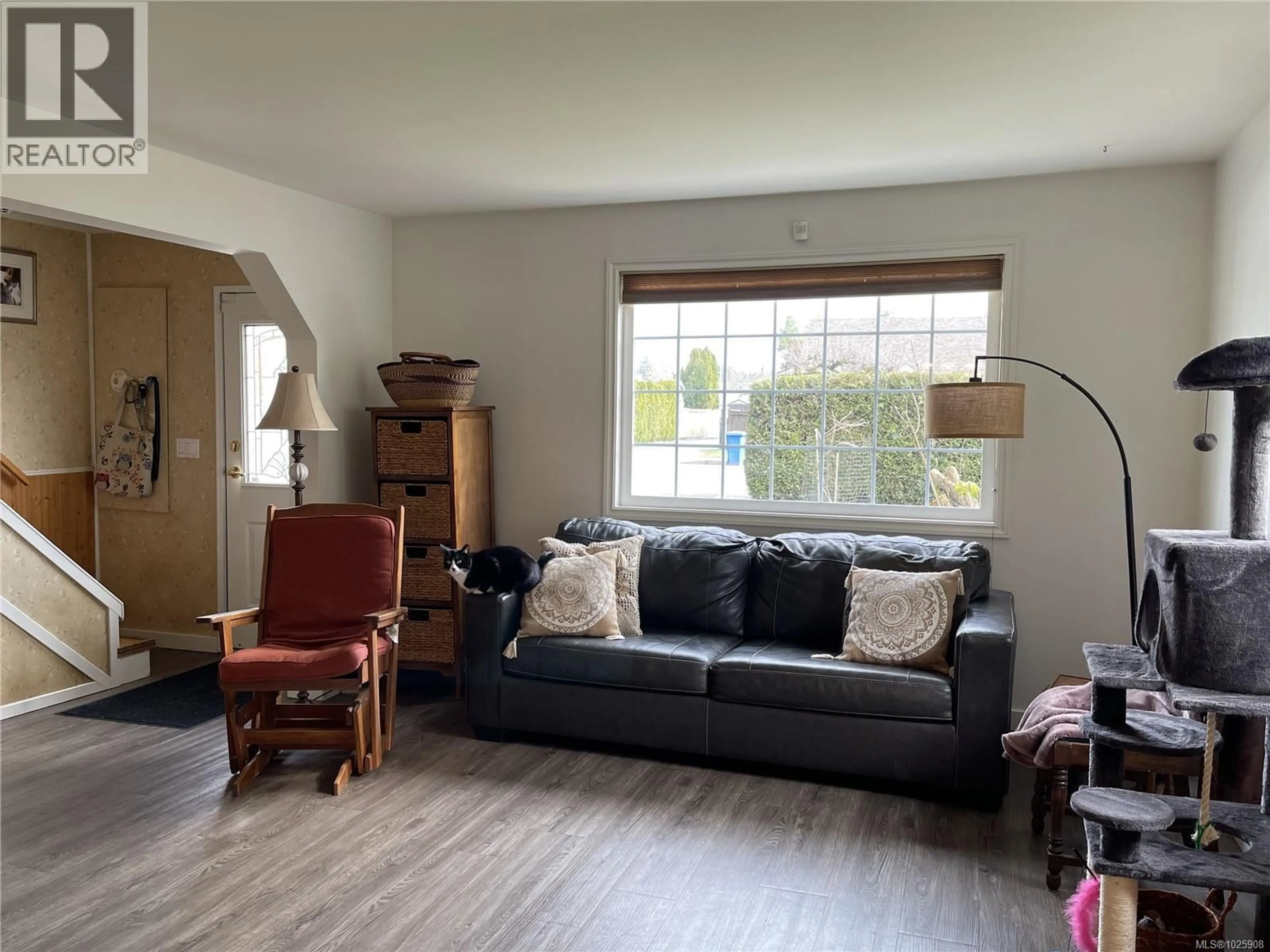 Living room with furniture, wood/laminate floor for 5336 IAN AVENUE, Port Alberni British Columbia V9Y6W1