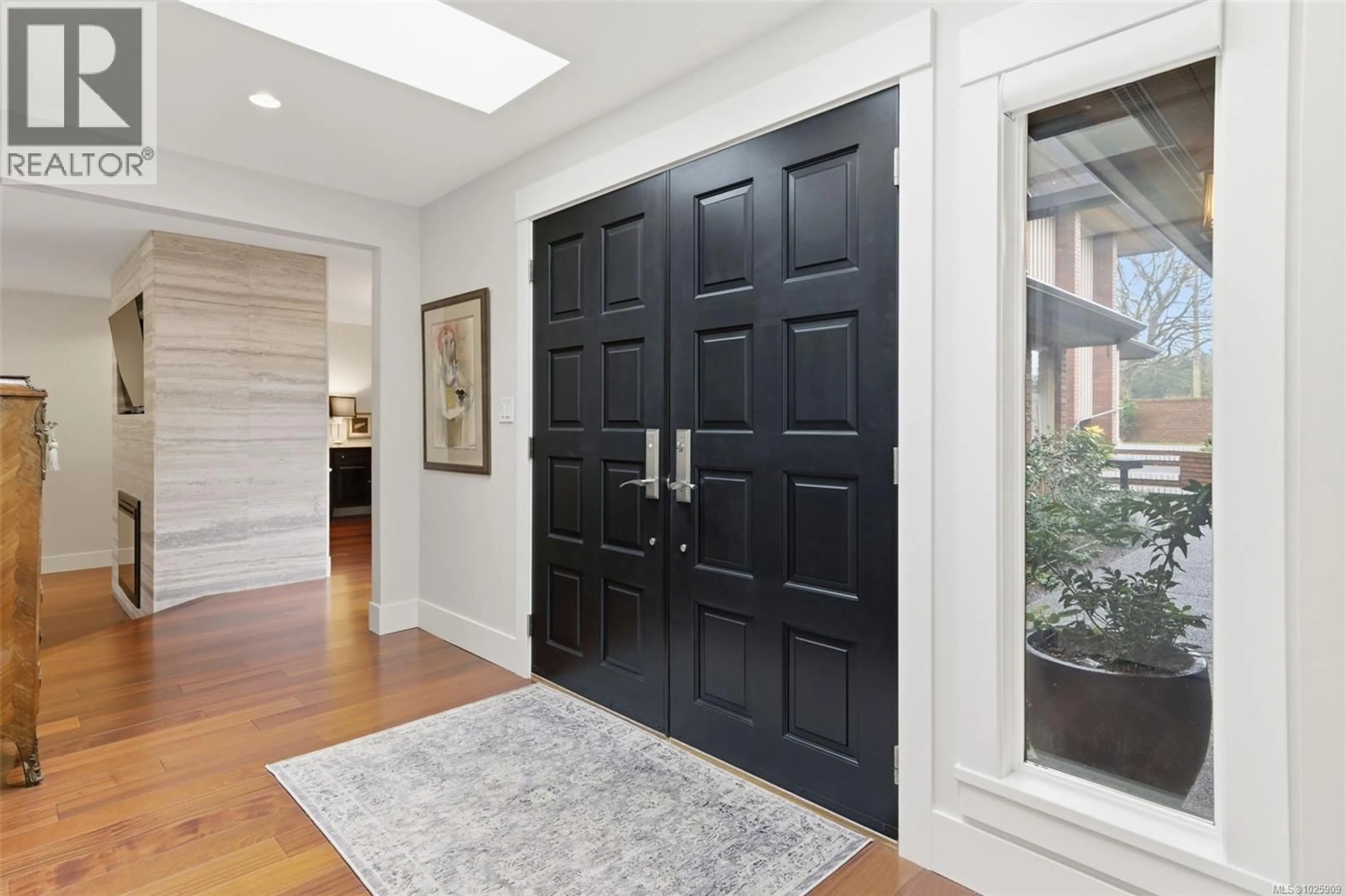 Indoor entryway for 102 - 2345 CEDAR HILL CROSS ROAD, Oak Bay British Columbia V8P5M8