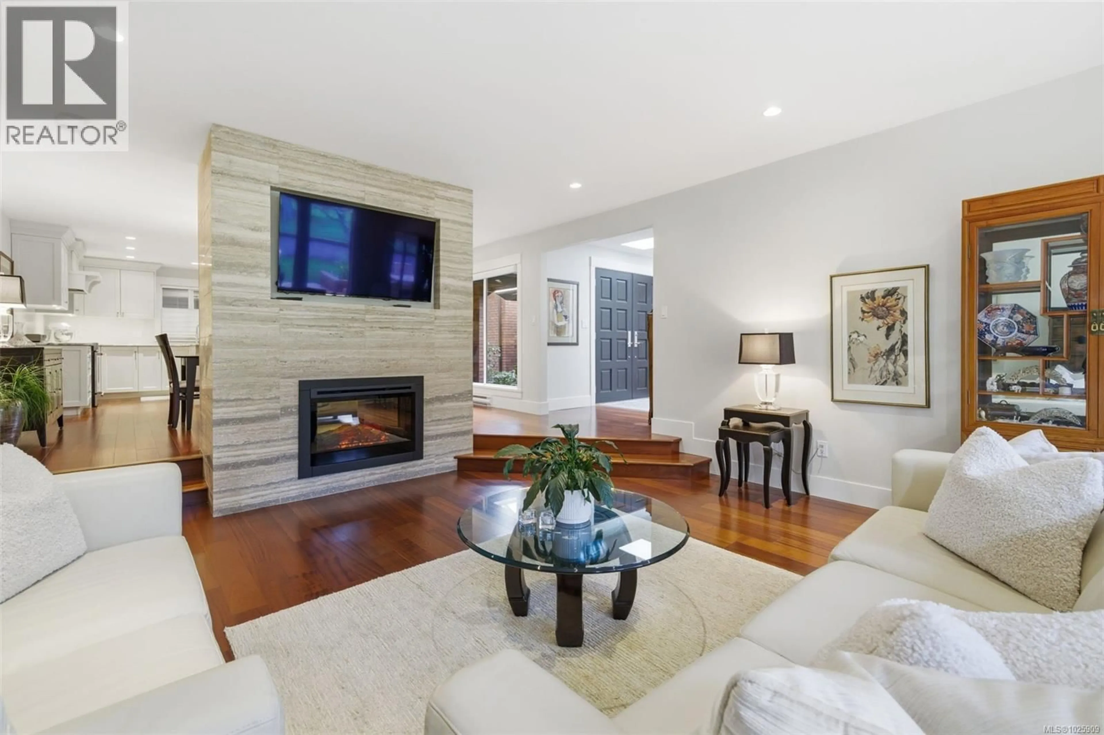 Living room with furniture, unknown for 102 - 2345 CEDAR HILL CROSS ROAD, Oak Bay British Columbia V8P5M8