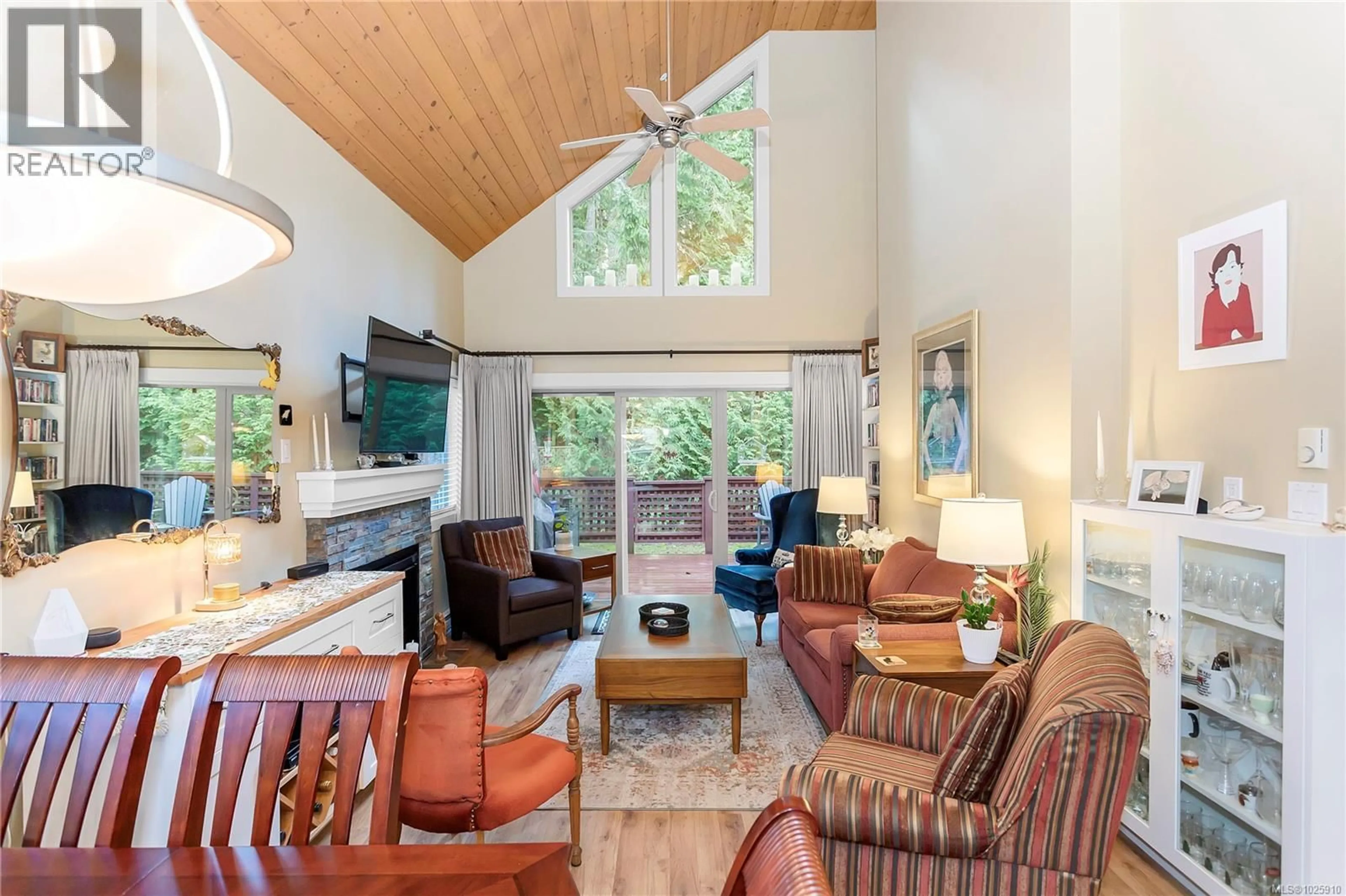 Living room with furniture, wood/laminate floor for 258 - 1130 RESORT DRIVE, Parksville British Columbia V9P2E3