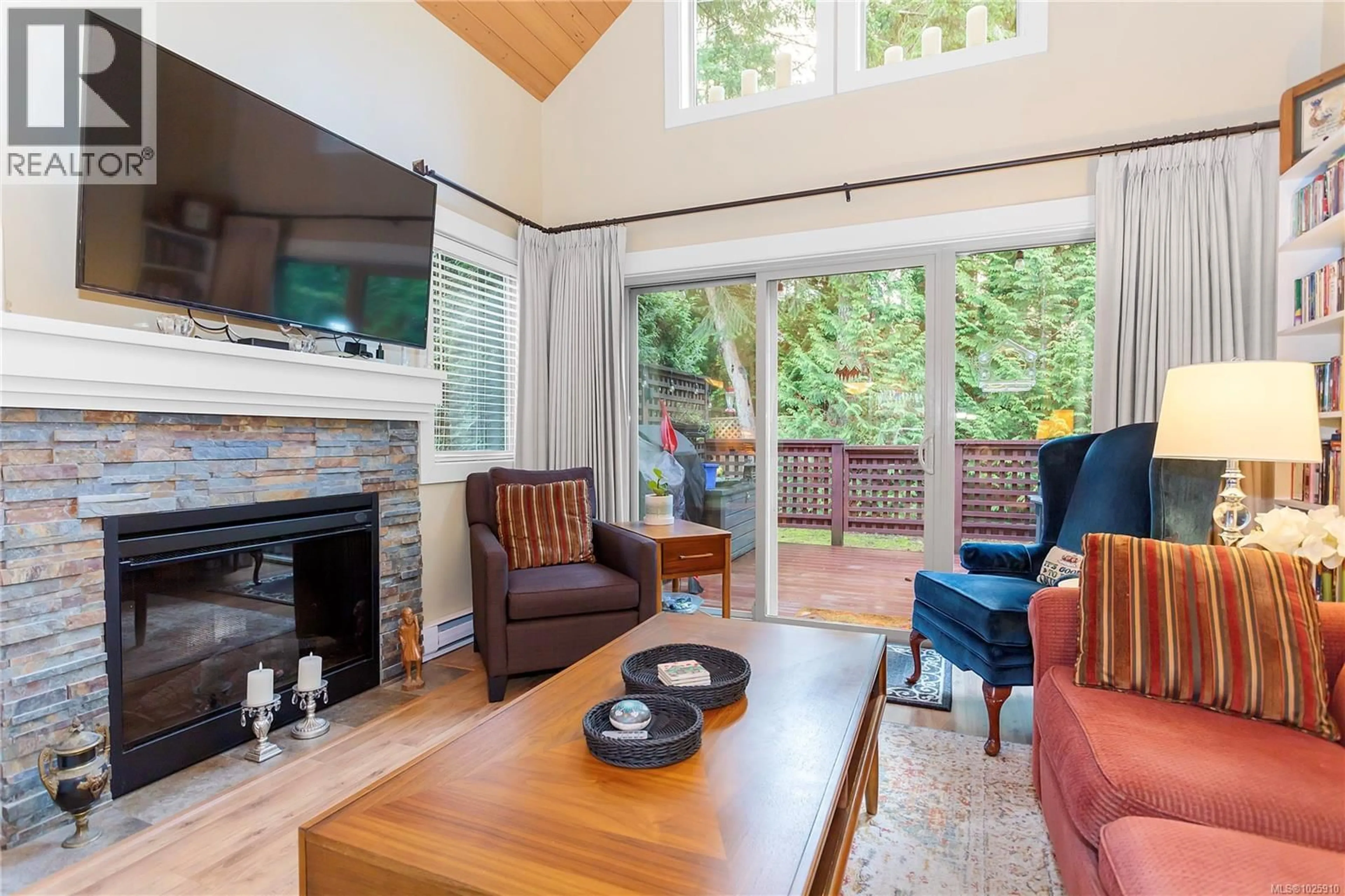 Living room with furniture, wood/laminate floor for 258 - 1130 RESORT DRIVE, Parksville British Columbia V9P2E3