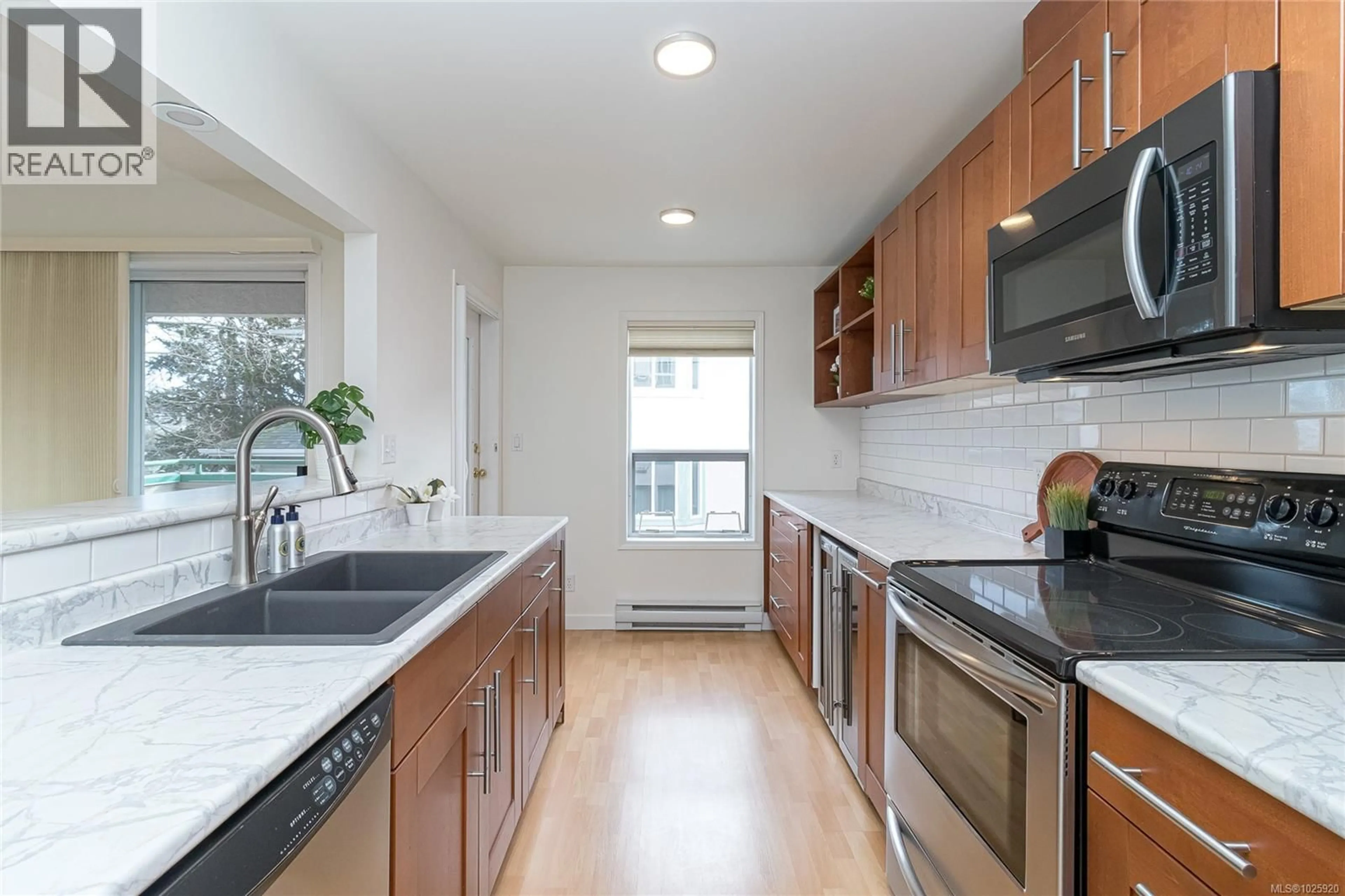 Unknown for 201 - 1007 CALEDONIA AVENUE, Victoria British Columbia V8T1E7