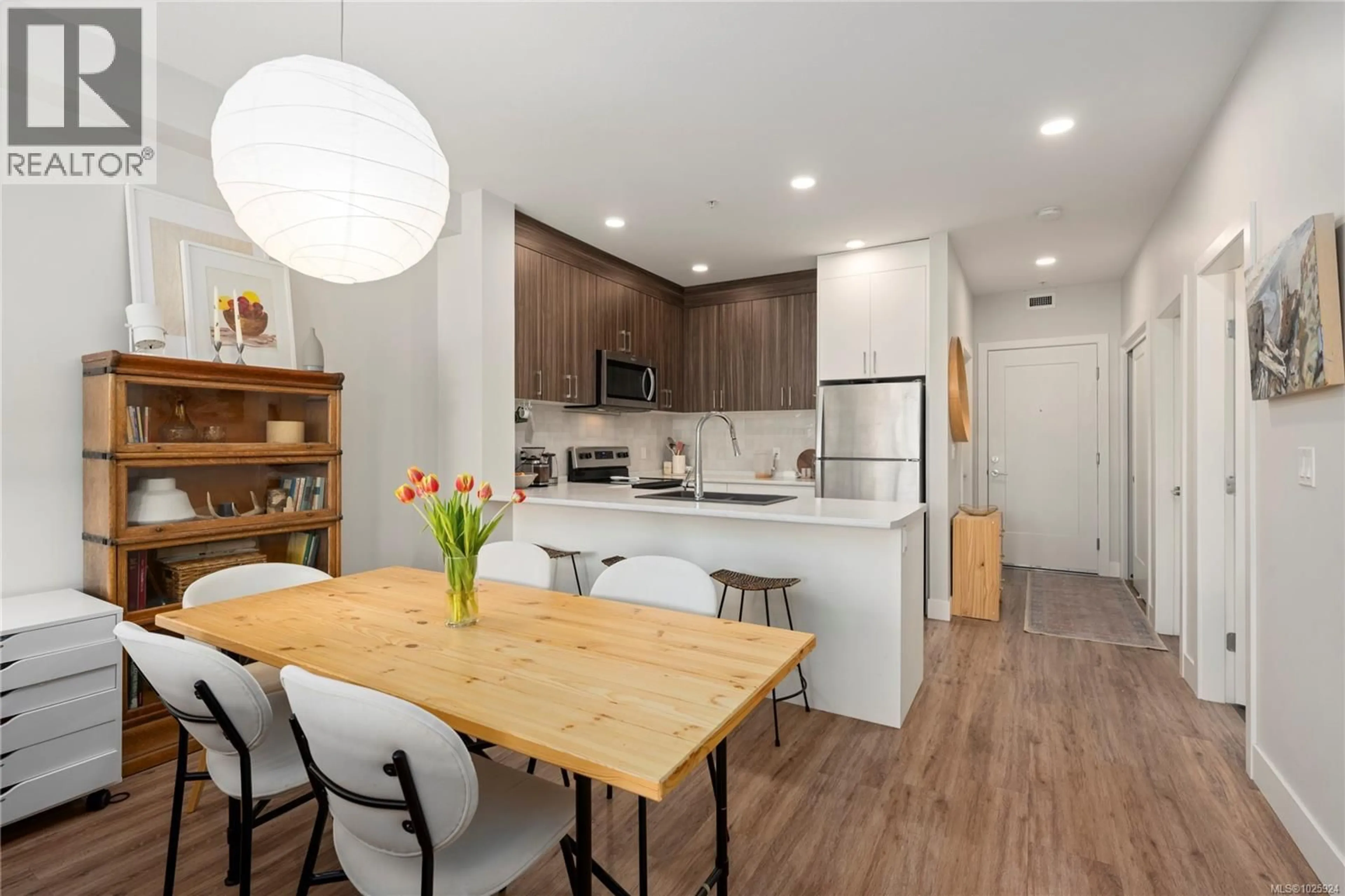 Open concept kitchen, wood/laminate floor for 305 - 6540 METRAL DRIVE, Nanaimo British Columbia V9T2L8