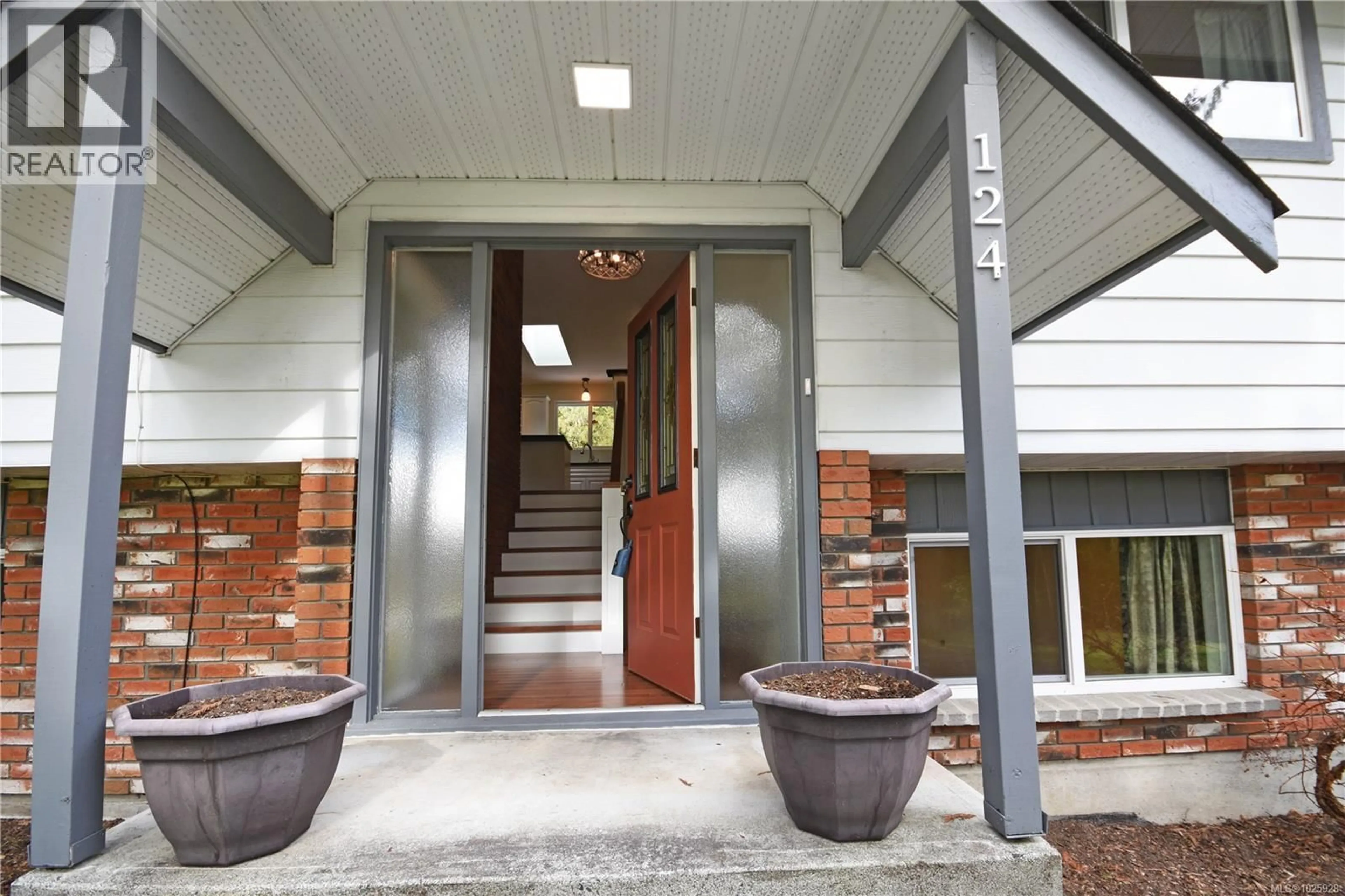Indoor foyer for 124 RANCHVIEW DRIVE, Nanaimo British Columbia V9X1C4