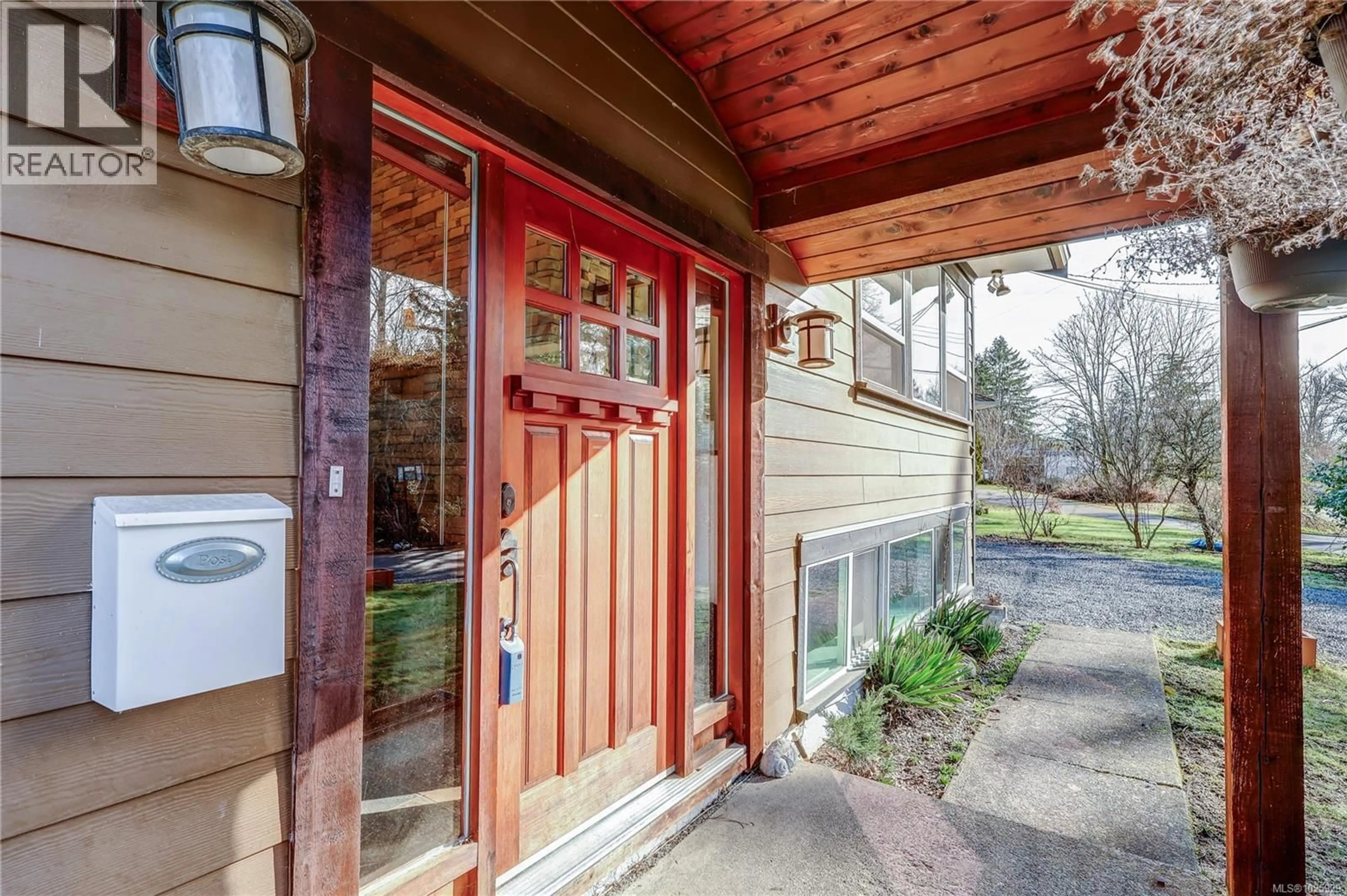 Indoor entryway for 1614 VENLAW ROAD, Nanaimo British Columbia V9S1J5