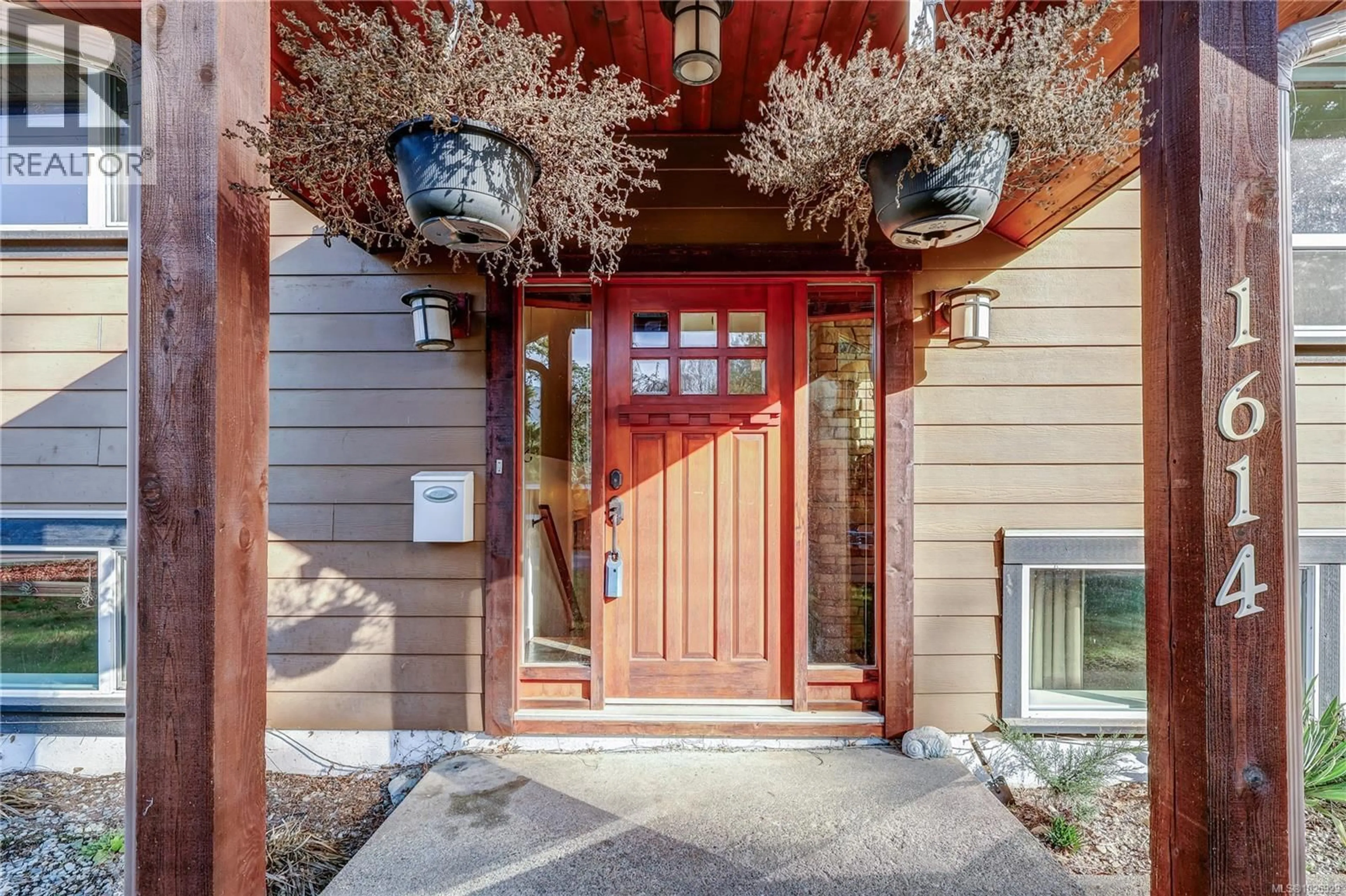 Indoor entryway for 1614 VENLAW ROAD, Nanaimo British Columbia V9S1J5