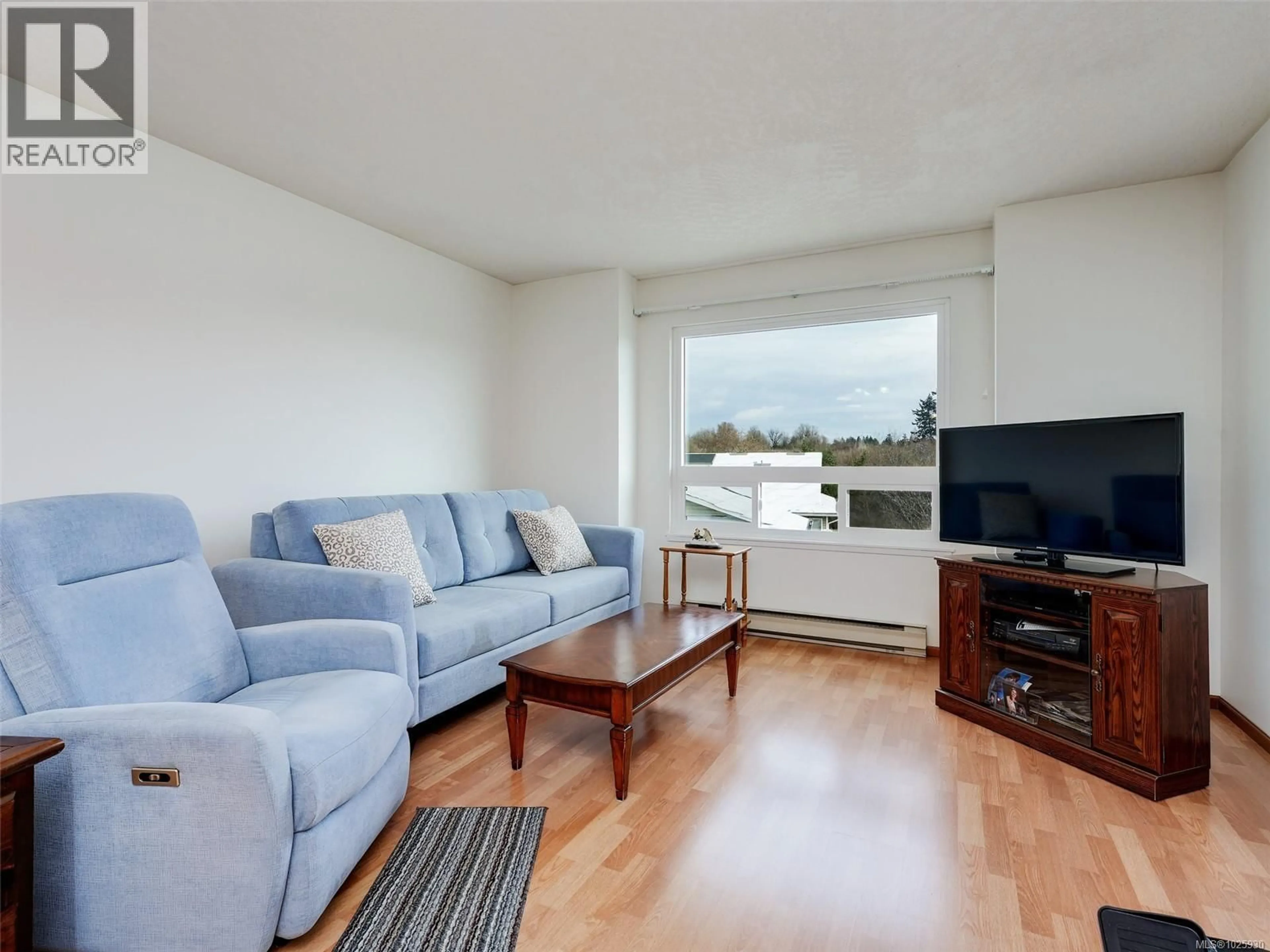 Living room with furniture, wood/laminate floor for 39 - 4125 INTERURBAN ROAD, Saanich British Columbia V8Z4W8