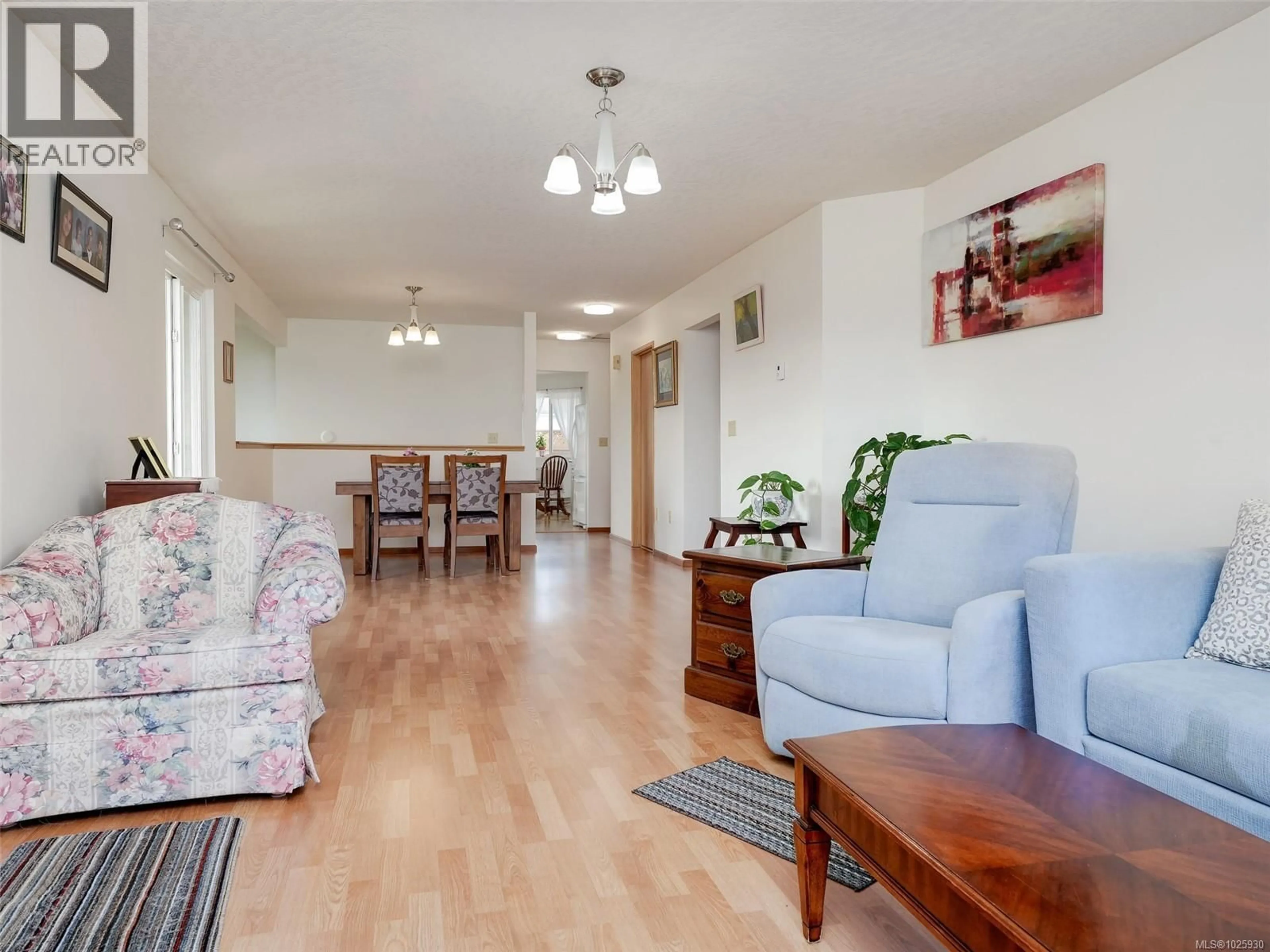 Living room with furniture, wood/laminate floor for 39 - 4125 INTERURBAN ROAD, Saanich British Columbia V8Z4W8