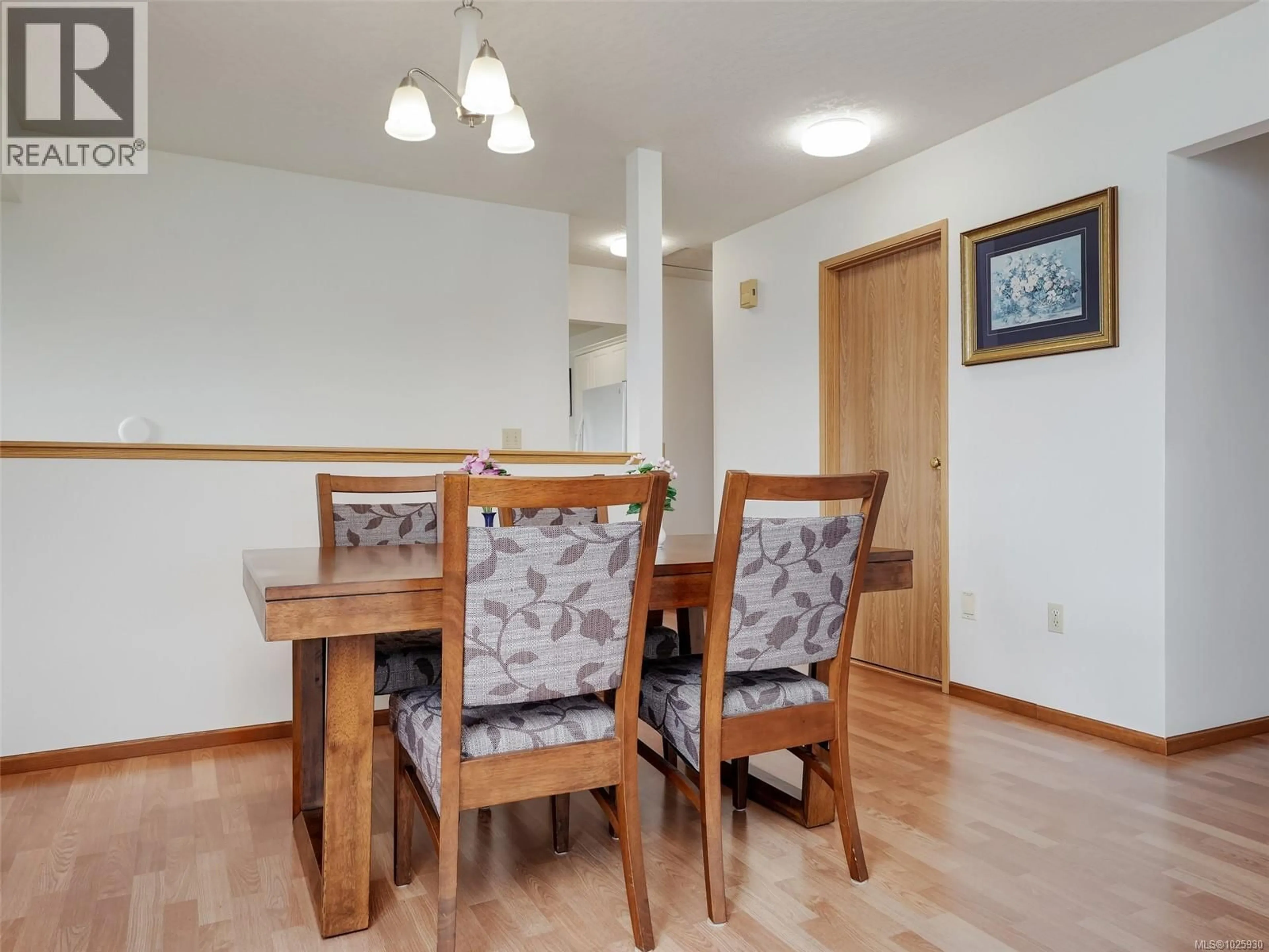 Dining room, wood/laminate floor for 39 - 4125 INTERURBAN ROAD, Saanich British Columbia V8Z4W8