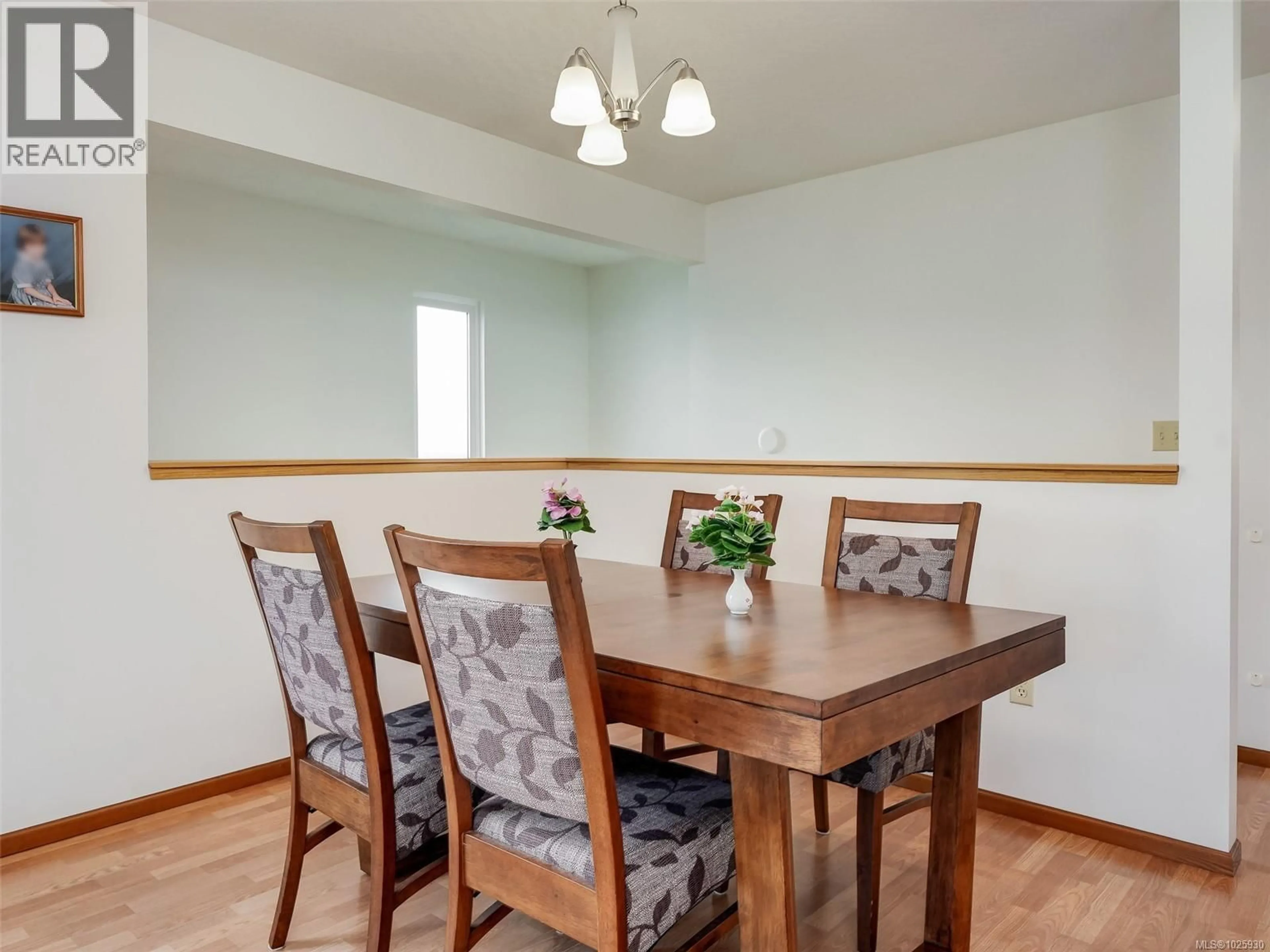 Dining room, wood/laminate floor for 39 - 4125 INTERURBAN ROAD, Saanich British Columbia V8Z4W8