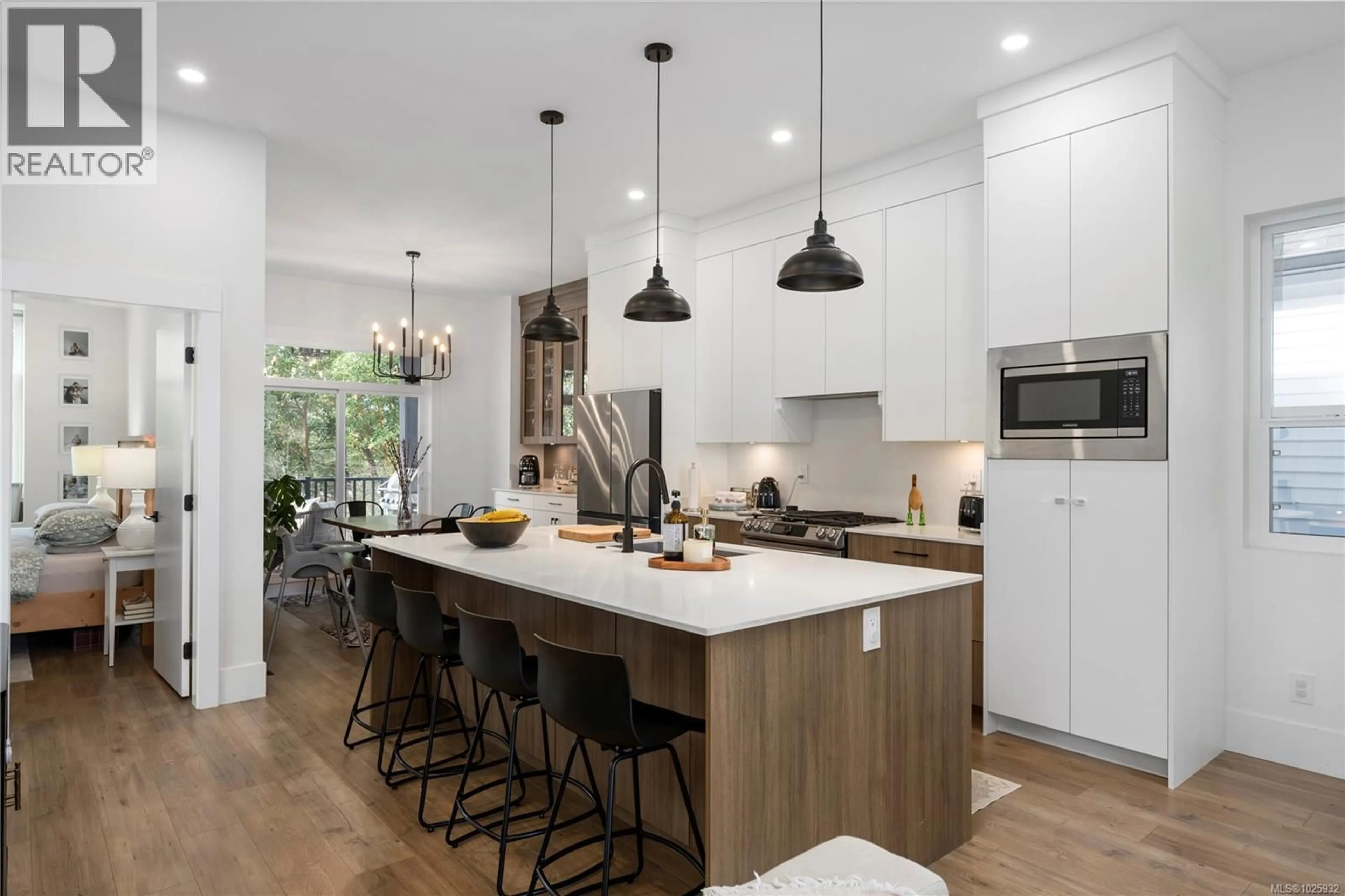 Open concept kitchen, wood/laminate floor for 984 HARBOUR VIEW STREET, Nanaimo British Columbia V9R4V3