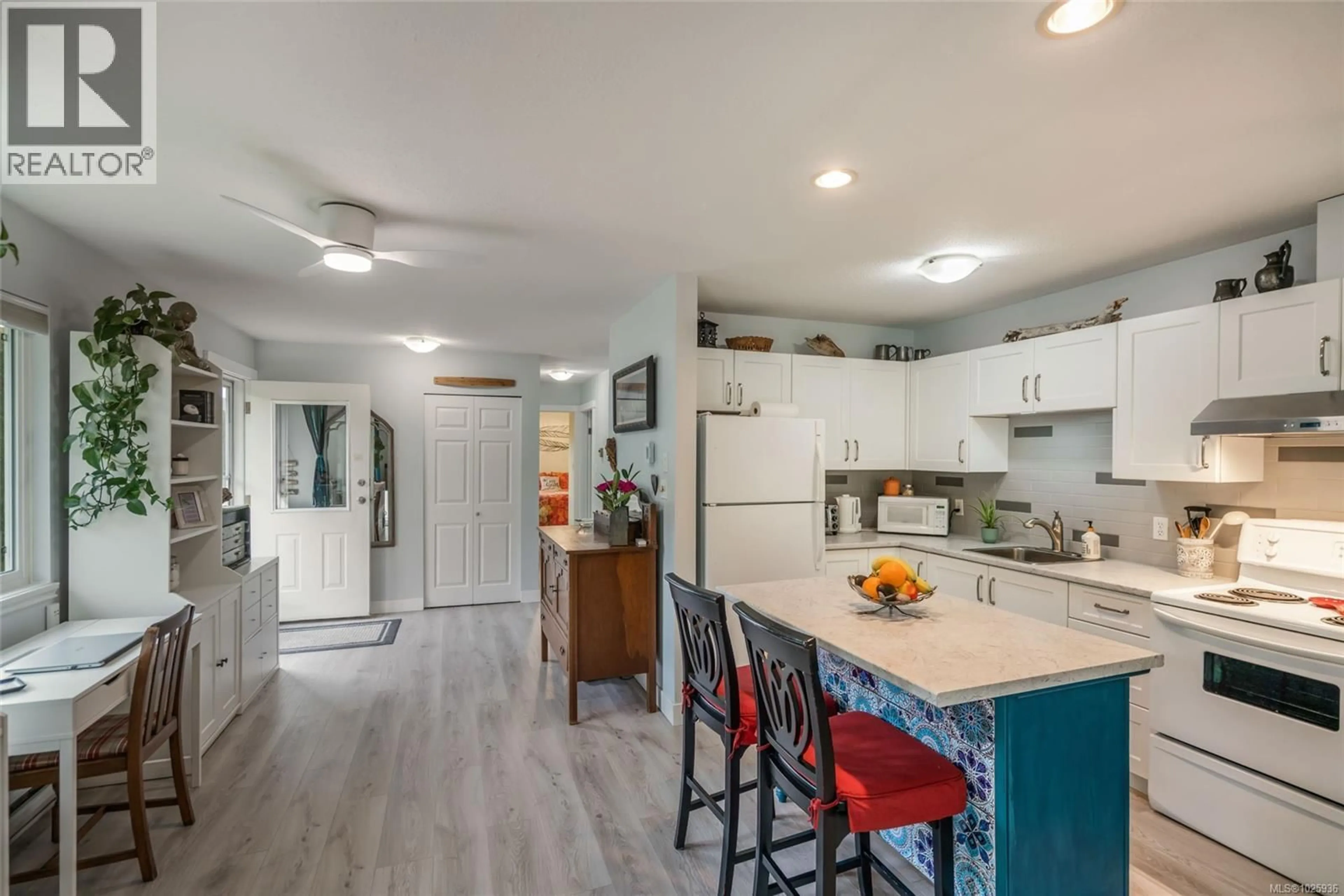 Open concept kitchen, ceramic/tile floor for 9 - 441 HARNISH AVENUE, Parksville British Columbia V9P2J9