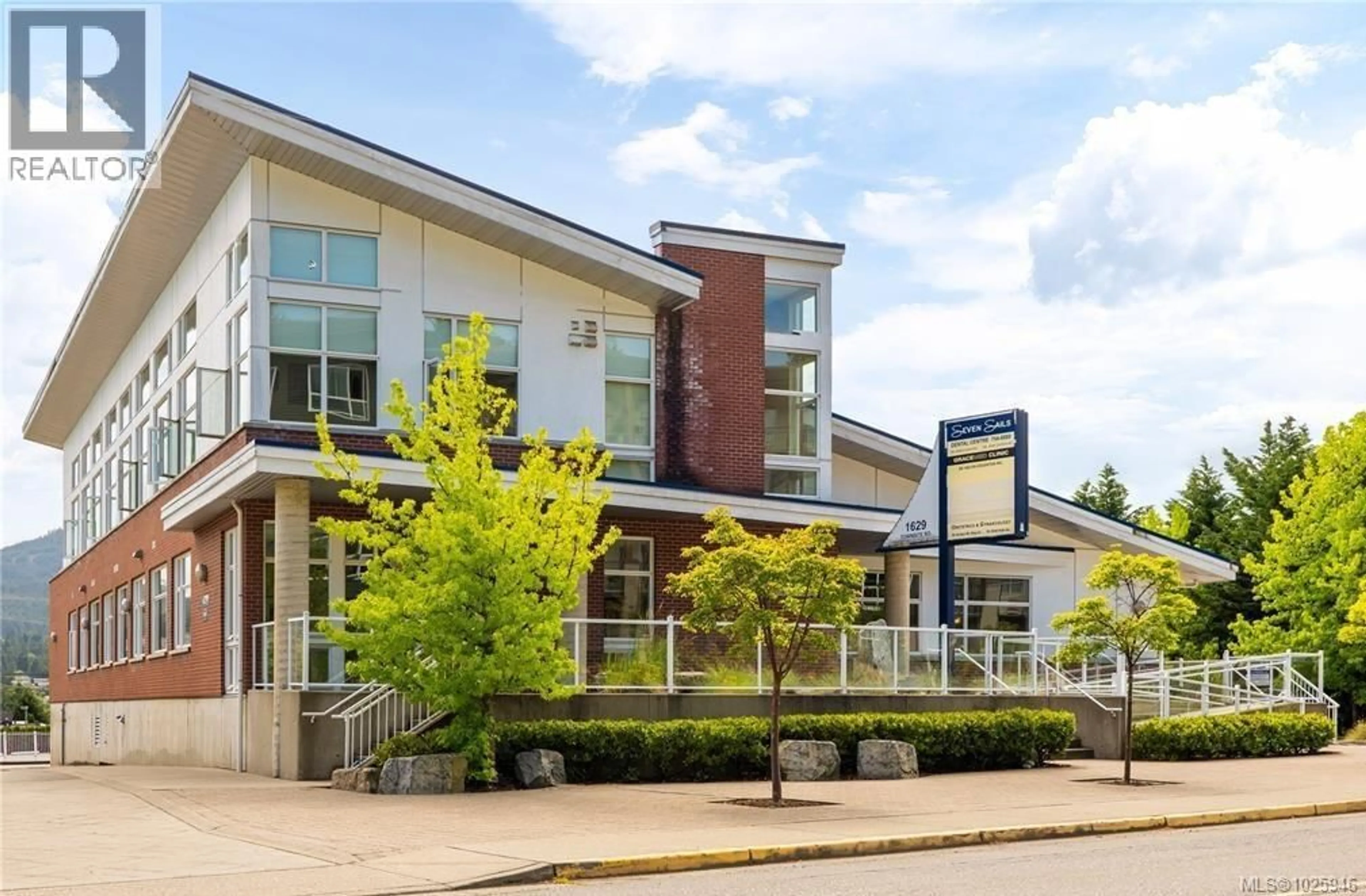 Patio, building for 201 - 1629 TOWNSITE ROAD, Nanaimo British Columbia V9S1N3