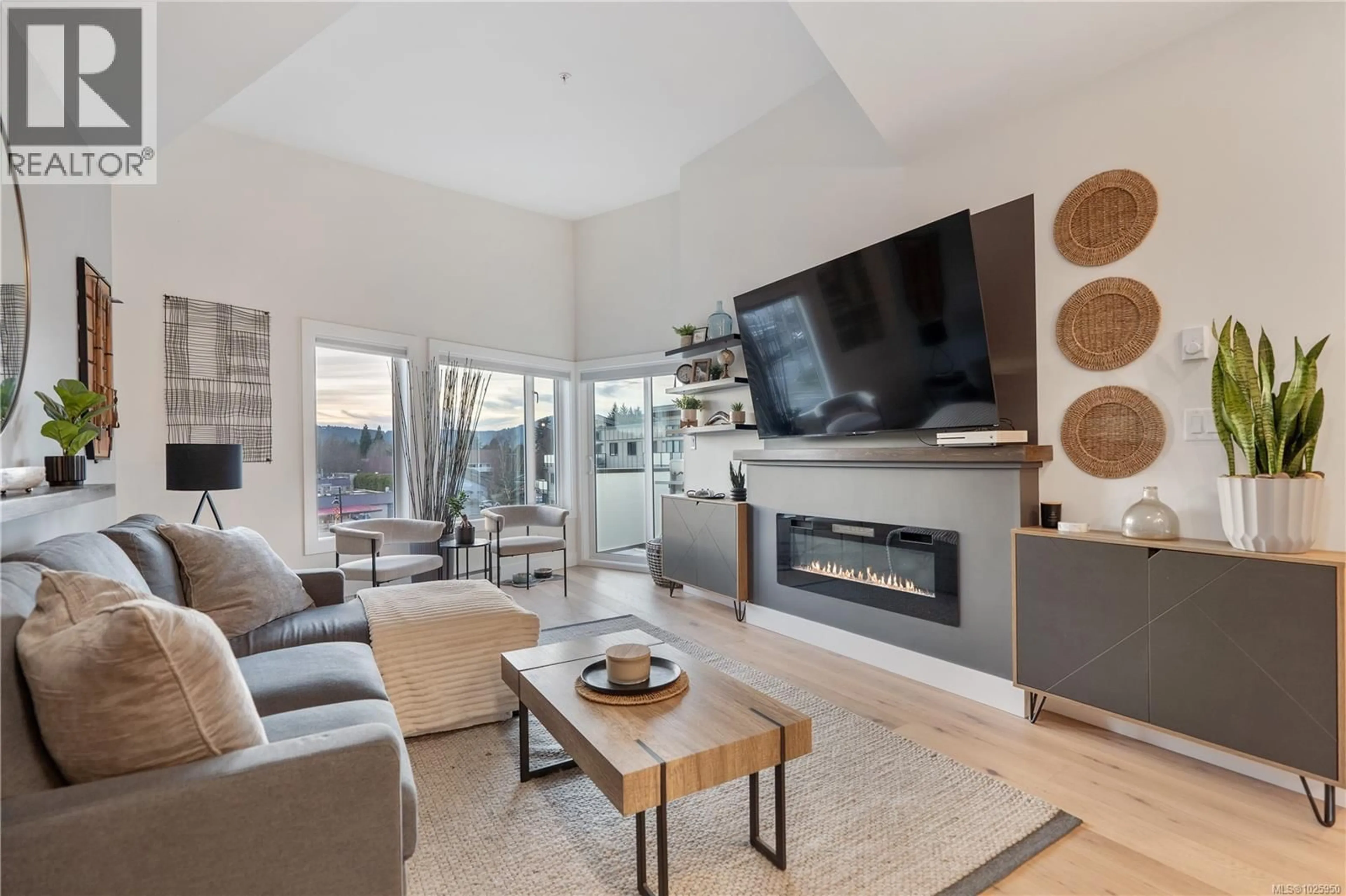 Living room with furniture, unknown for 402 - 7098 WALLACE DRIVE, Central Saanich British Columbia V8M1G9