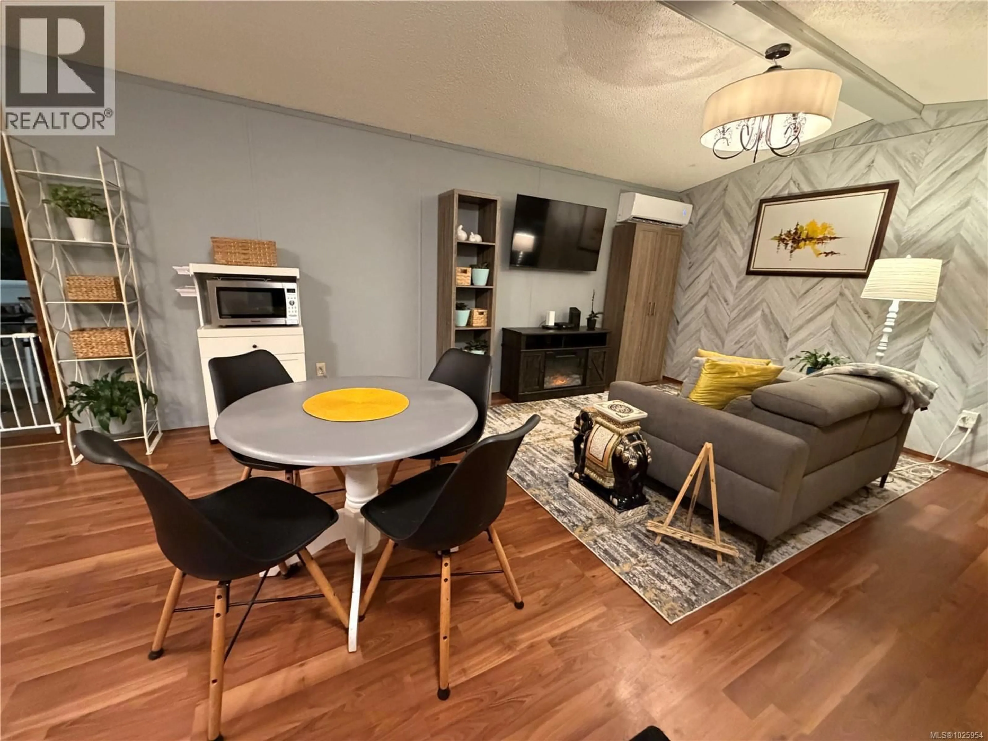 Living room with furniture, wood/laminate floor for 127 - 25 MAKI ROAD, Nanaimo British Columbia V9T1X6