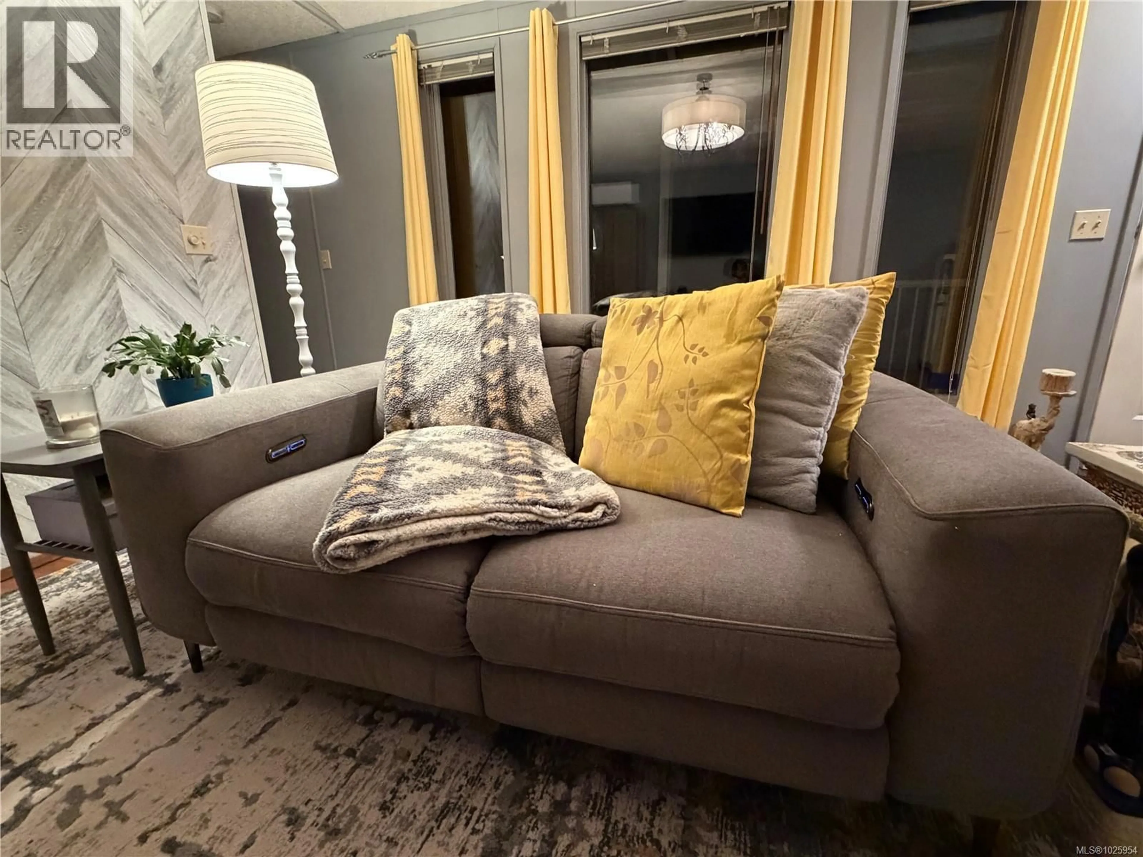 Living room with furniture, carpet floor for 127 - 25 MAKI ROAD, Nanaimo British Columbia V9T1X6