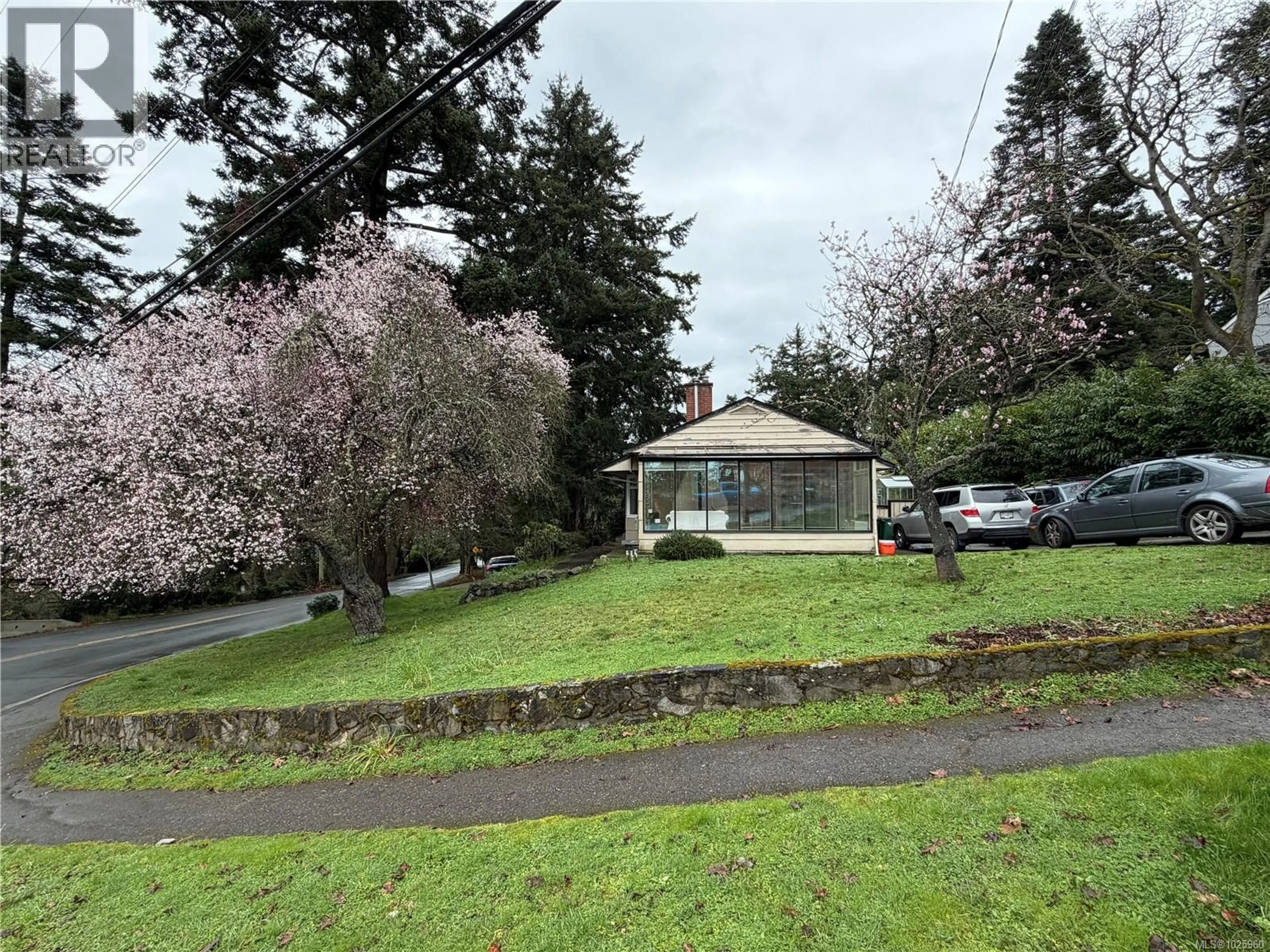 A pic from outside/outdoor area/front of a property/back of a property/a pic from drone, street for 2684 SEA VIEW ROAD, Saanich British Columbia V8N1K6