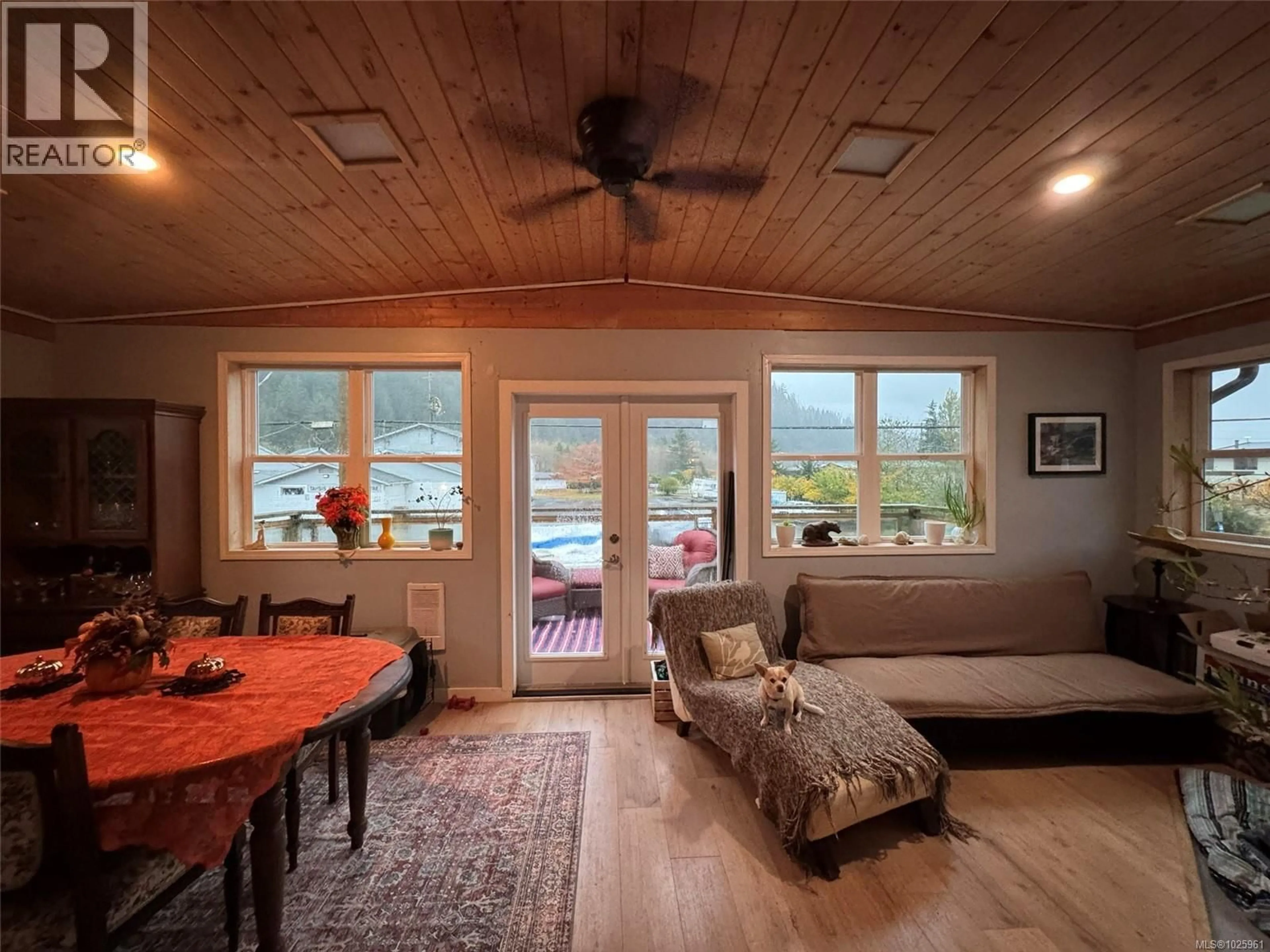 Living room with furniture, wood/laminate floor for 248 ALPINE VIEW ROAD, Tahsis British Columbia V0P1X0