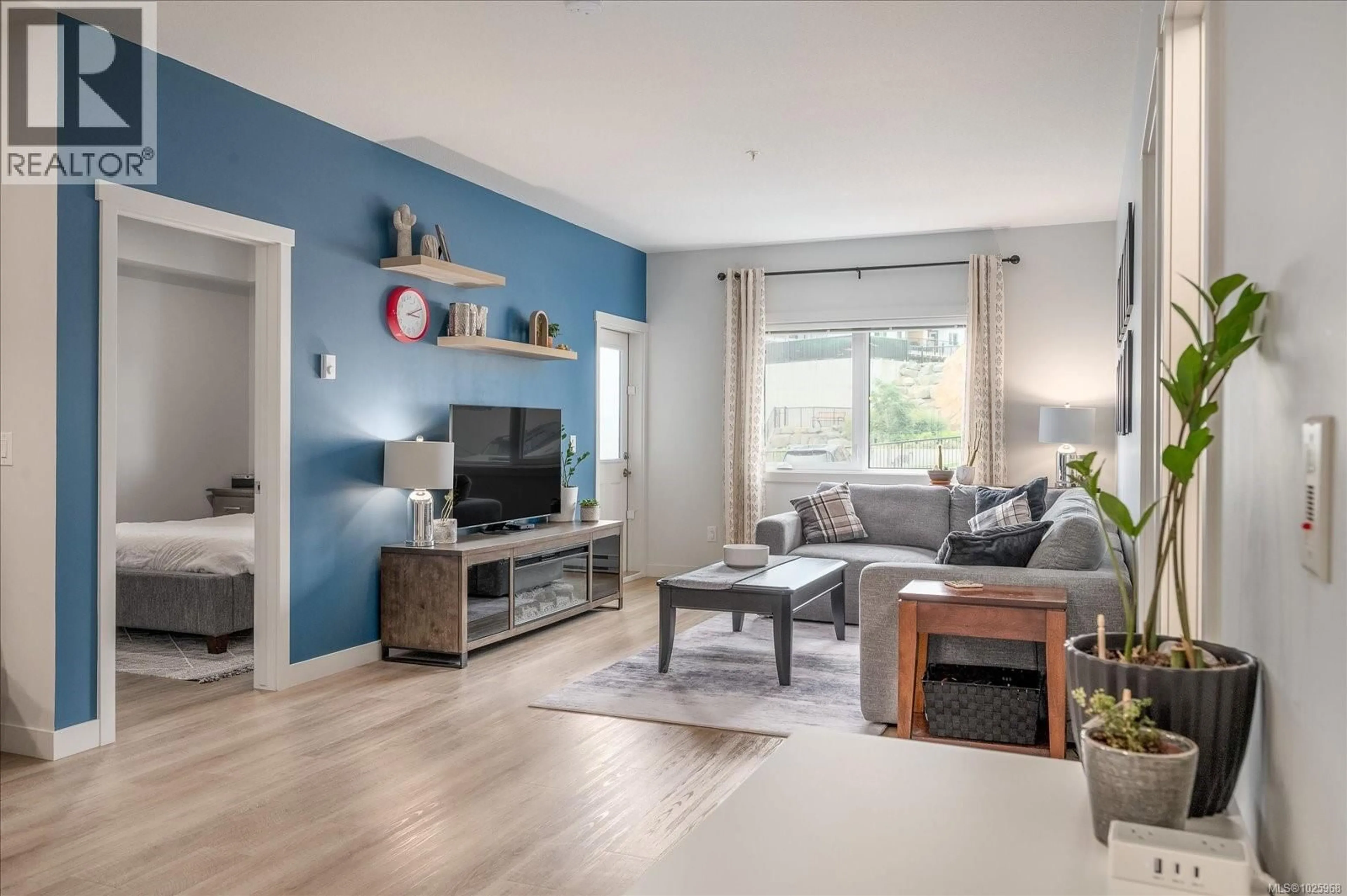 Living room with furniture, wood/laminate floor for 112 - 4830 CEDAR RIDGE PLACE, Nanaimo British Columbia V9T0M8