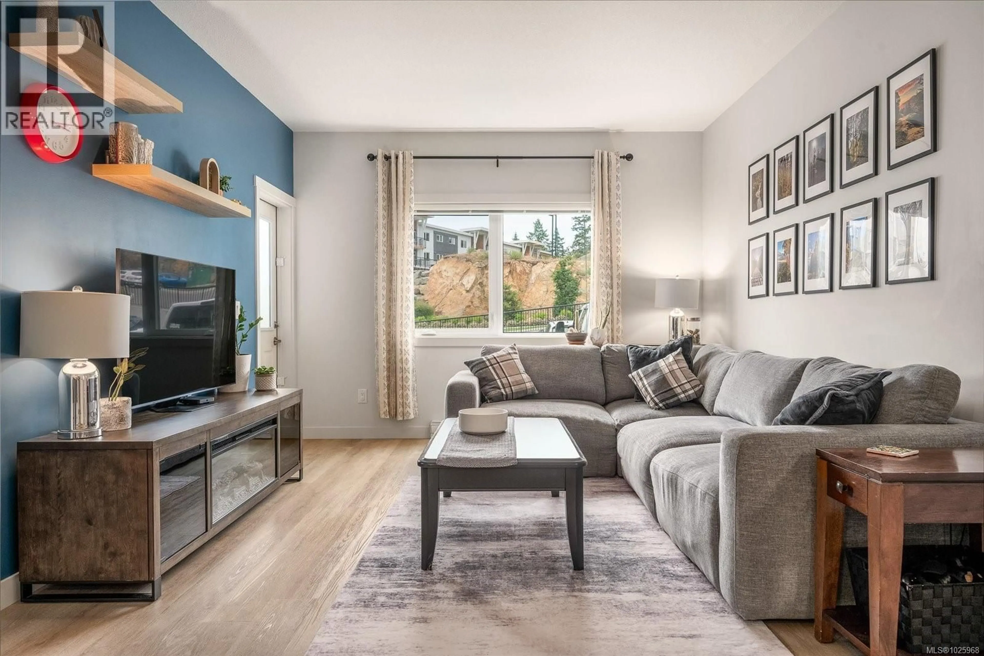 Living room with furniture, wood/laminate floor for 112 - 4830 CEDAR RIDGE PLACE, Nanaimo British Columbia V9T0M8