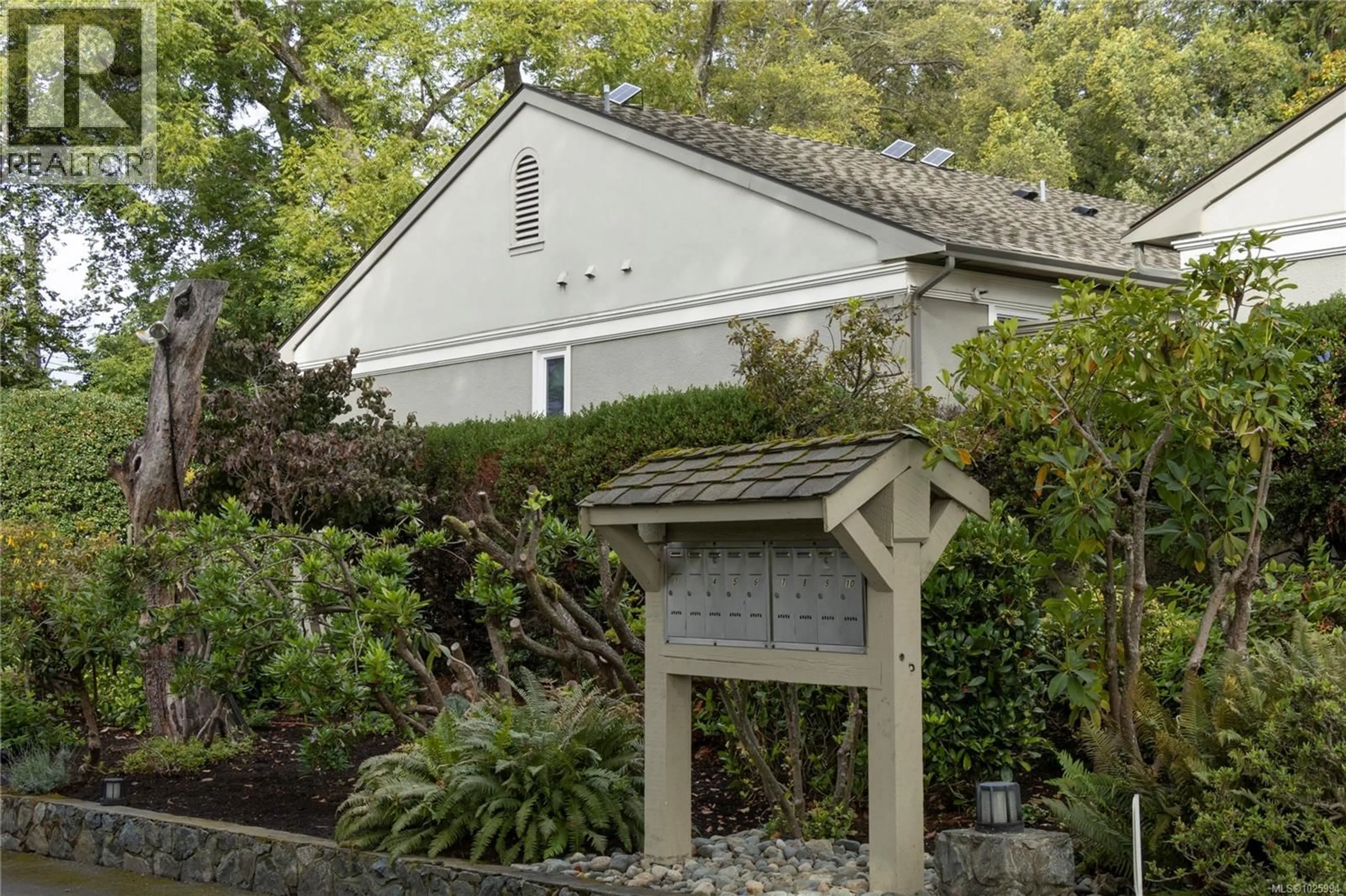 Patio, street for 6 - 735 MOSS STREET, Victoria British Columbia V8V4N9