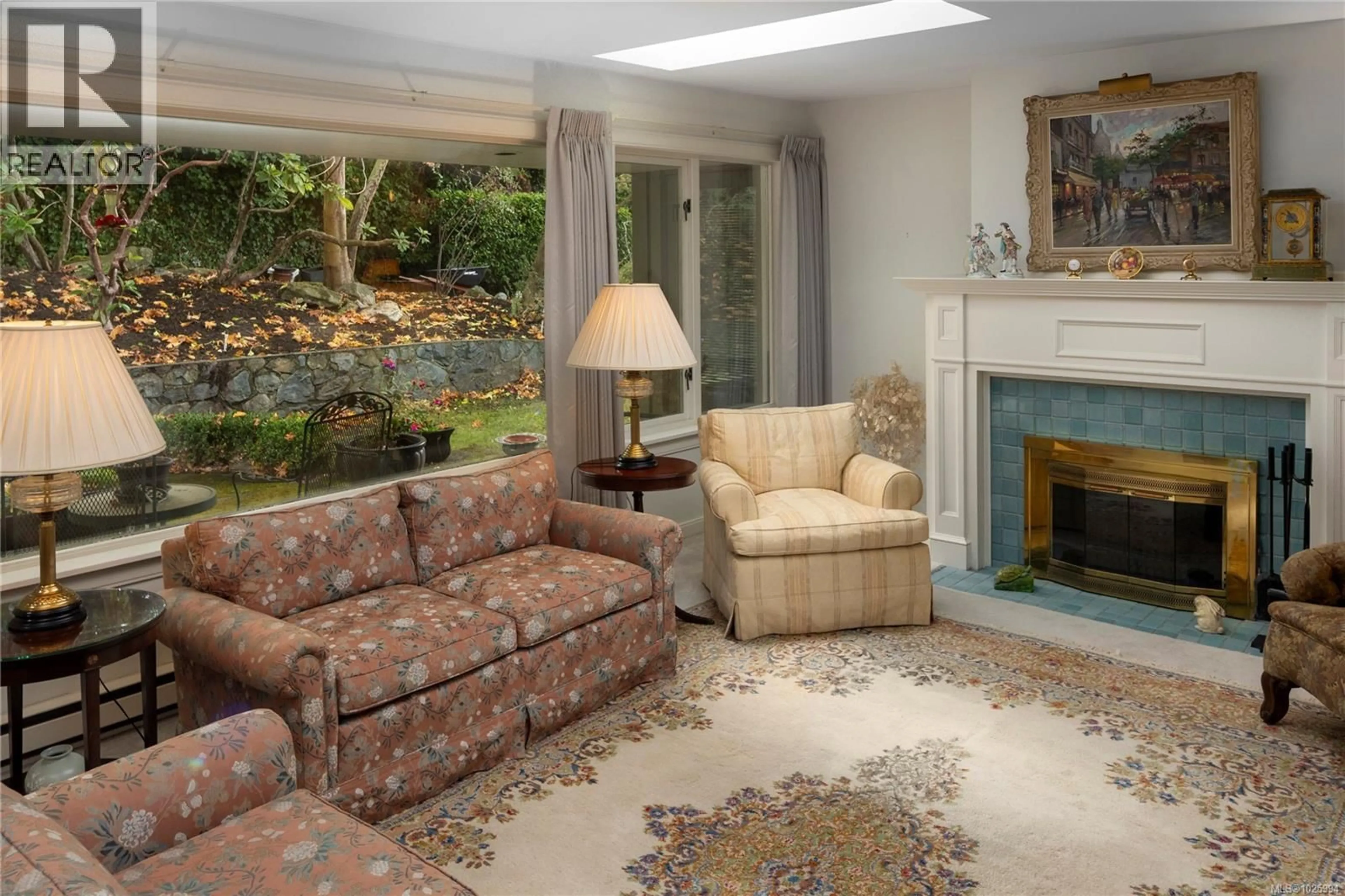 Living room with furniture, carpet floor for 6 - 735 MOSS STREET, Victoria British Columbia V8V4N9