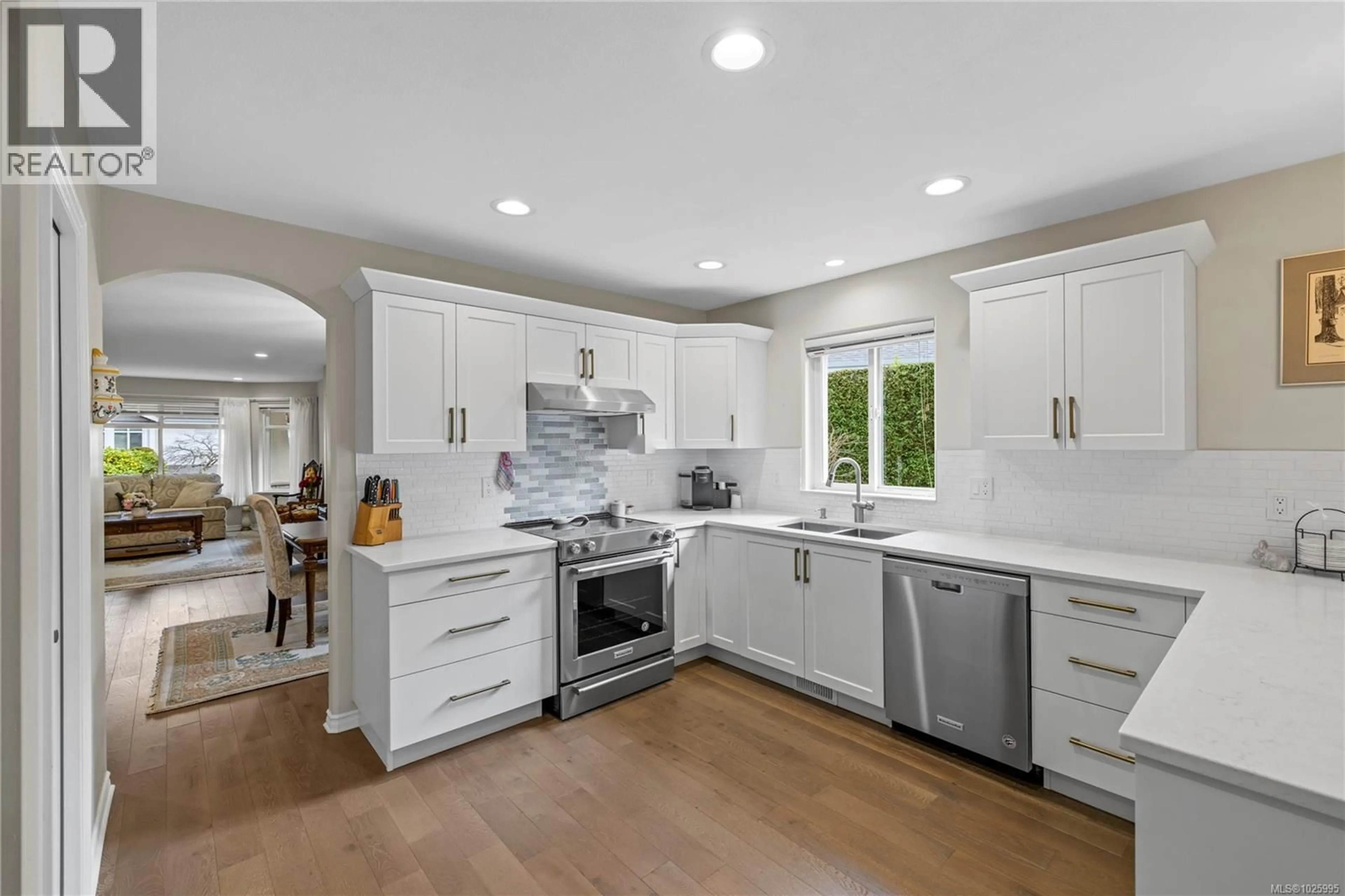 Open concept kitchen, ceramic/tile floor for 86 BRIDGEWATER LANE, Parksville British Columbia V9P2V9