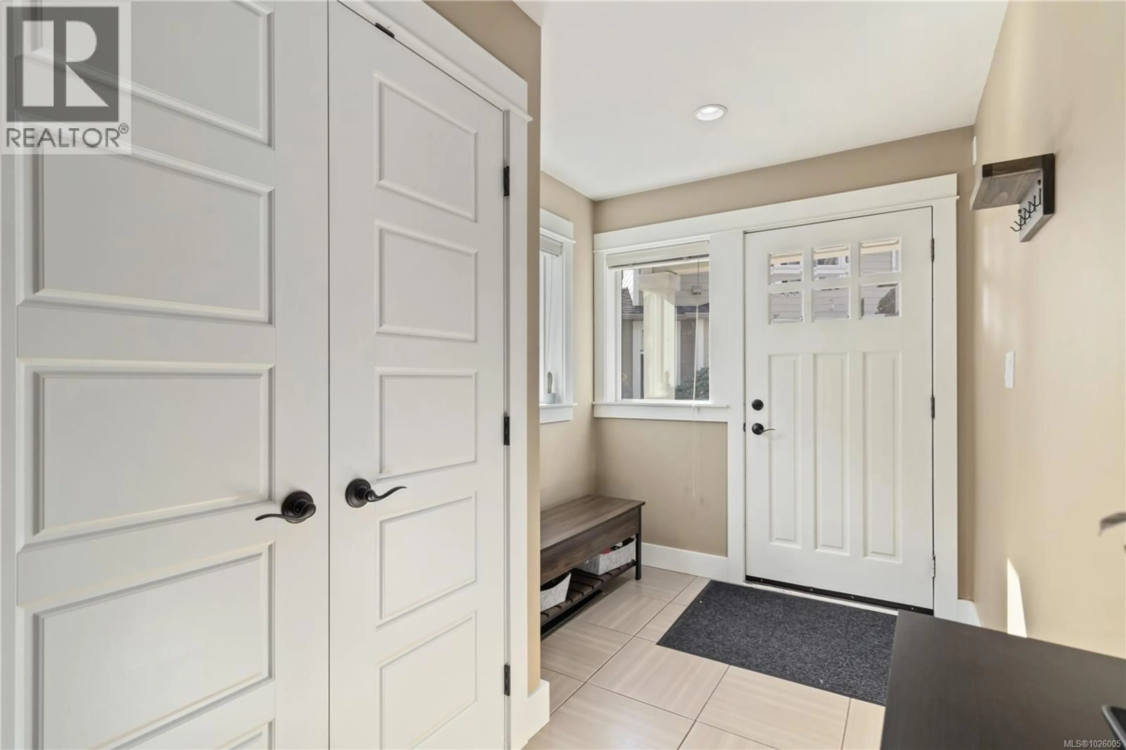 Indoor entryway for 13 - 4583 WILKINSON ROAD, Saanich British Columbia V8Z5C3