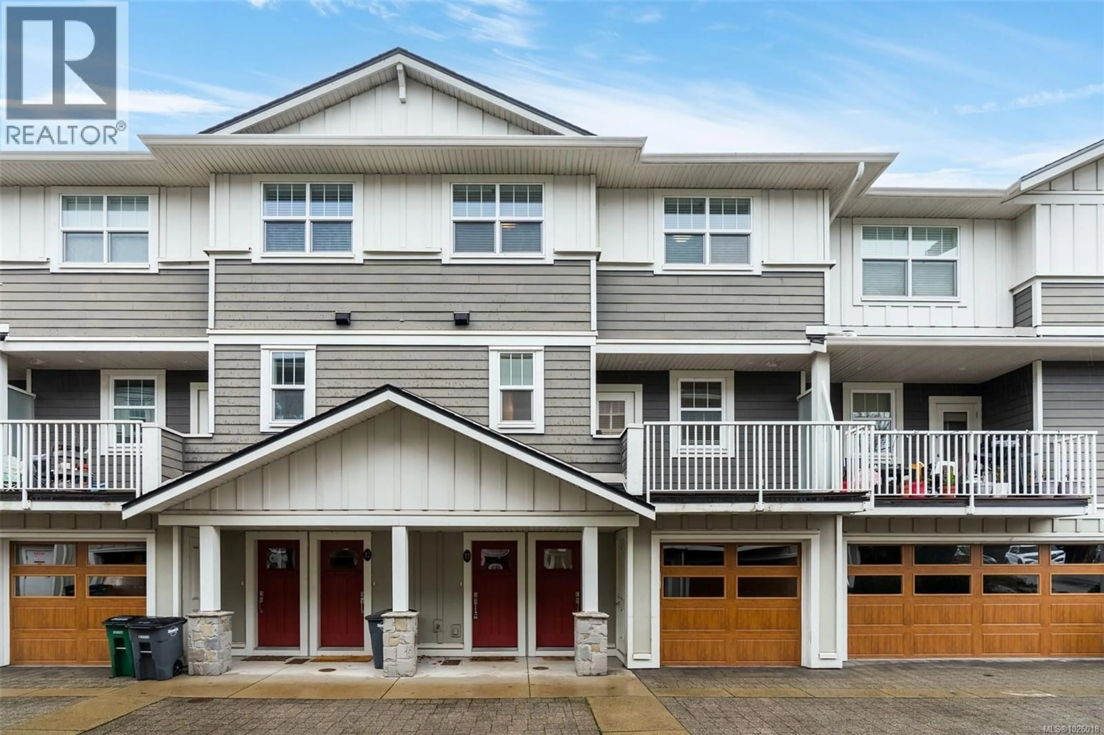 Home with vinyl exterior material, street for 13 - 3356 WHITTIER AVENUE, Saanich British Columbia V8Z3P9