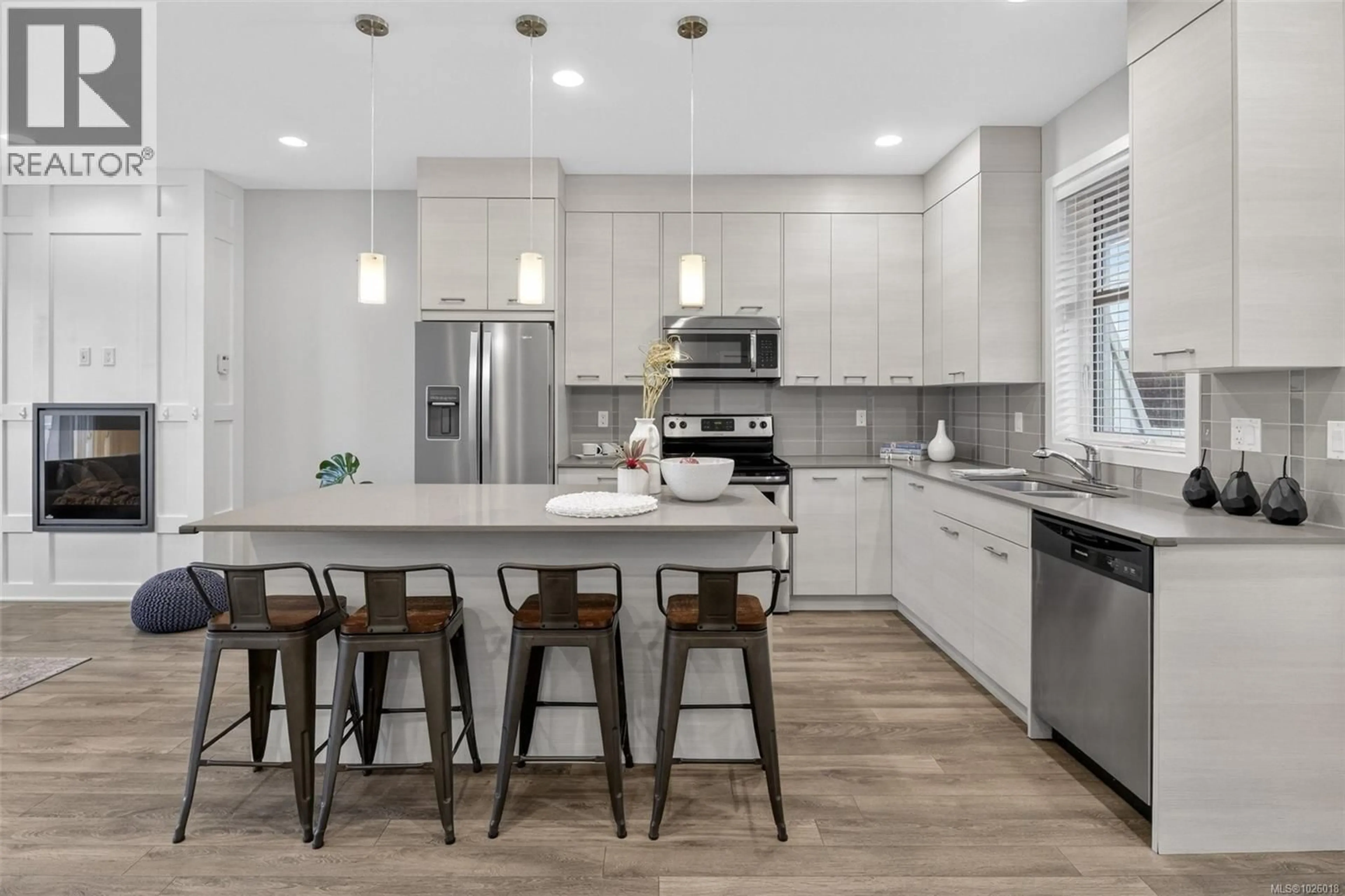 Open concept kitchen, ceramic/tile floor for 13 - 3356 WHITTIER AVENUE, Saanich British Columbia V8Z3P9