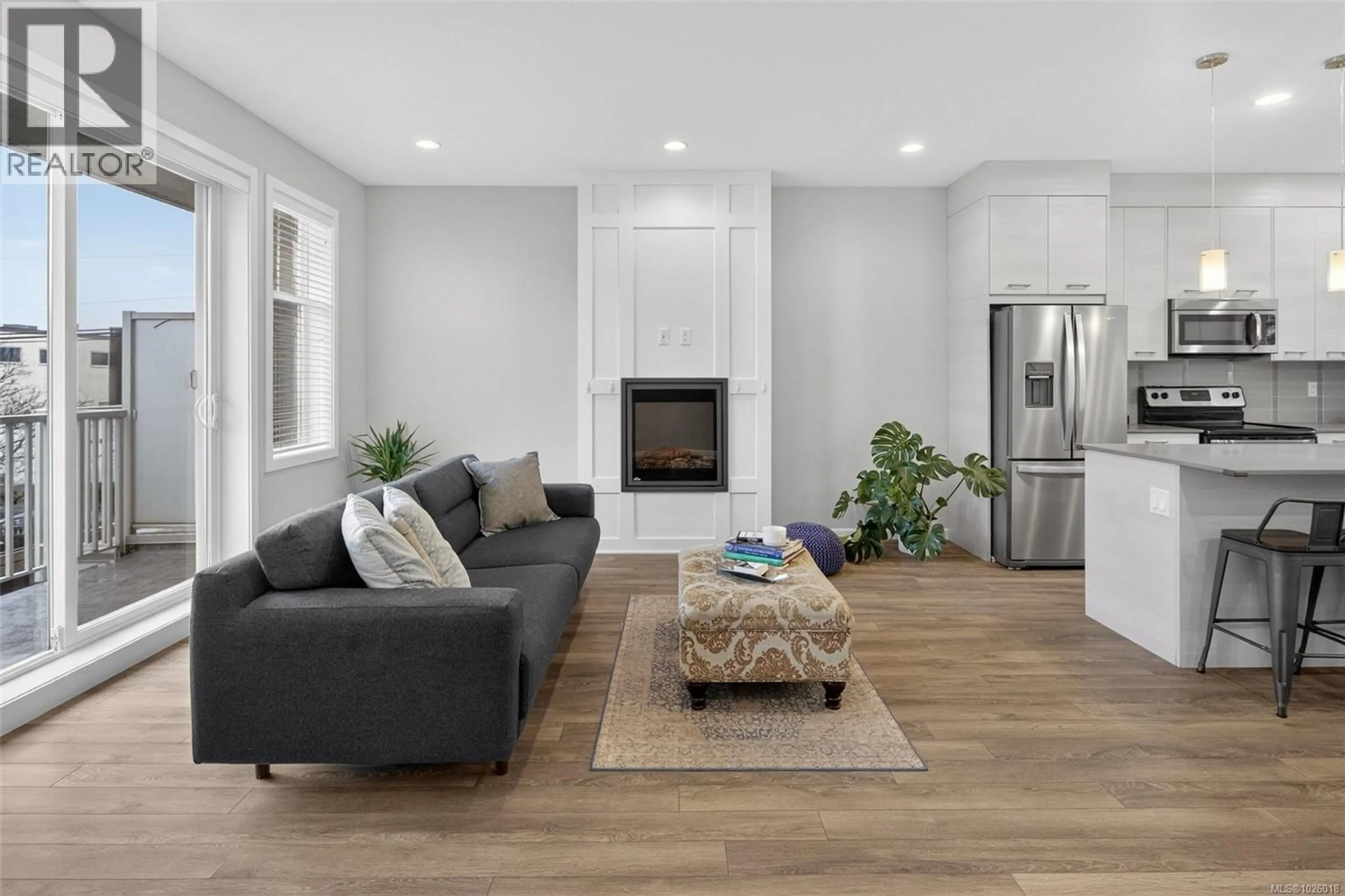 Living room with furniture, unknown for 13 - 3356 WHITTIER AVENUE, Saanich British Columbia V8Z3P9