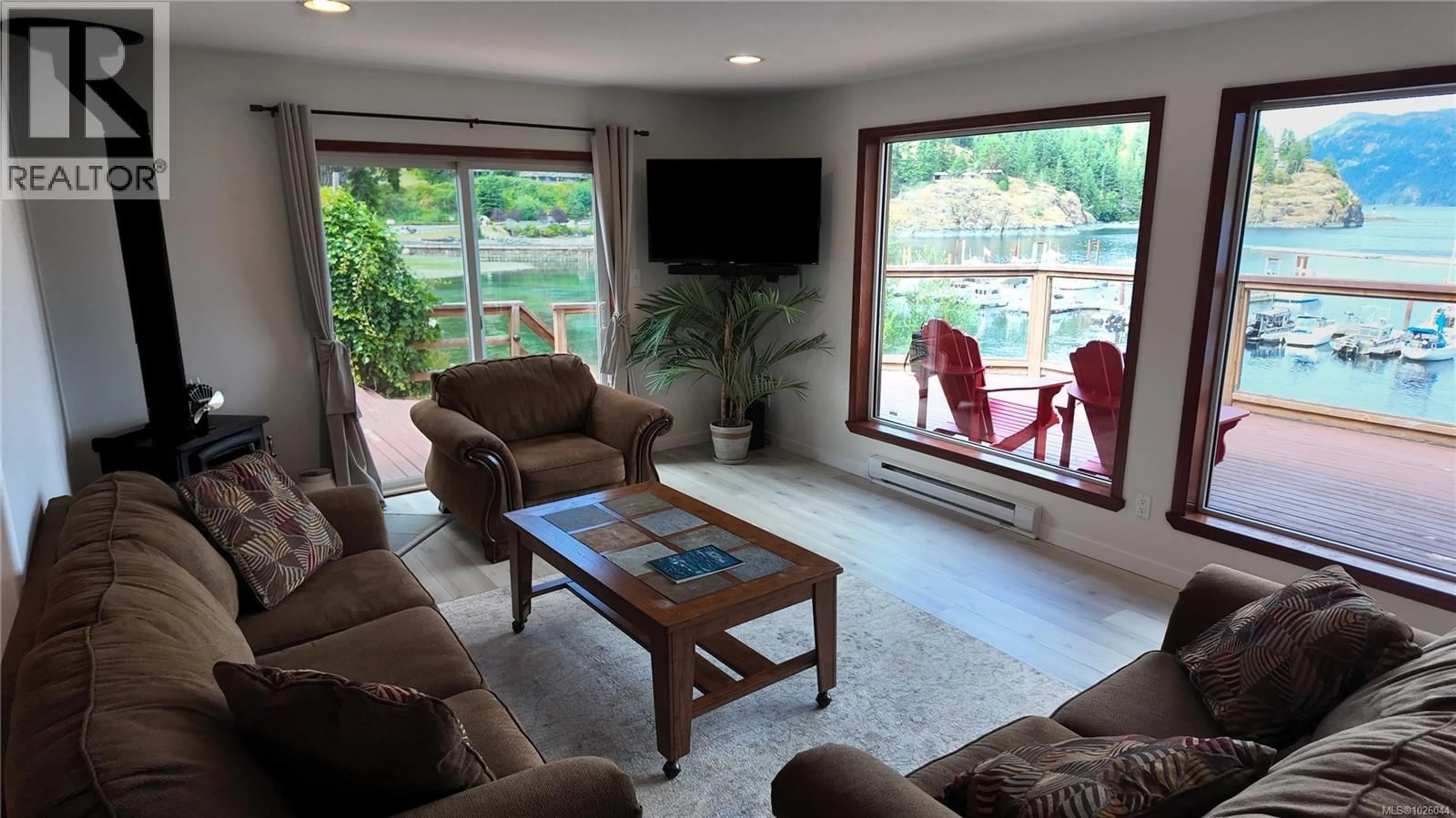 Living room with furniture, wood/laminate floor for 15078 RIPPLE ROCK ROAD, Campbell River British Columbia V9H1N9