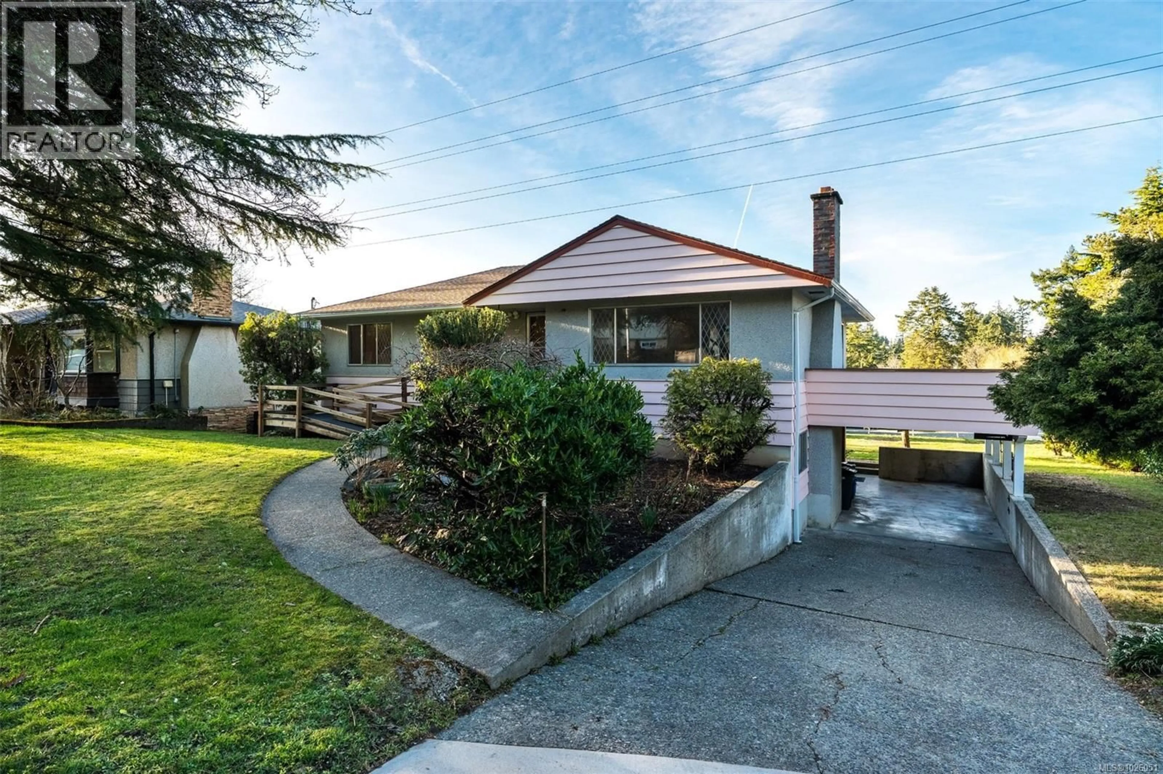 A pic from outside/outdoor area/front of a property/back of a property/a pic from drone, street for 646 RIDGEBANK CRESCENT, Saanich British Columbia V6X1N6