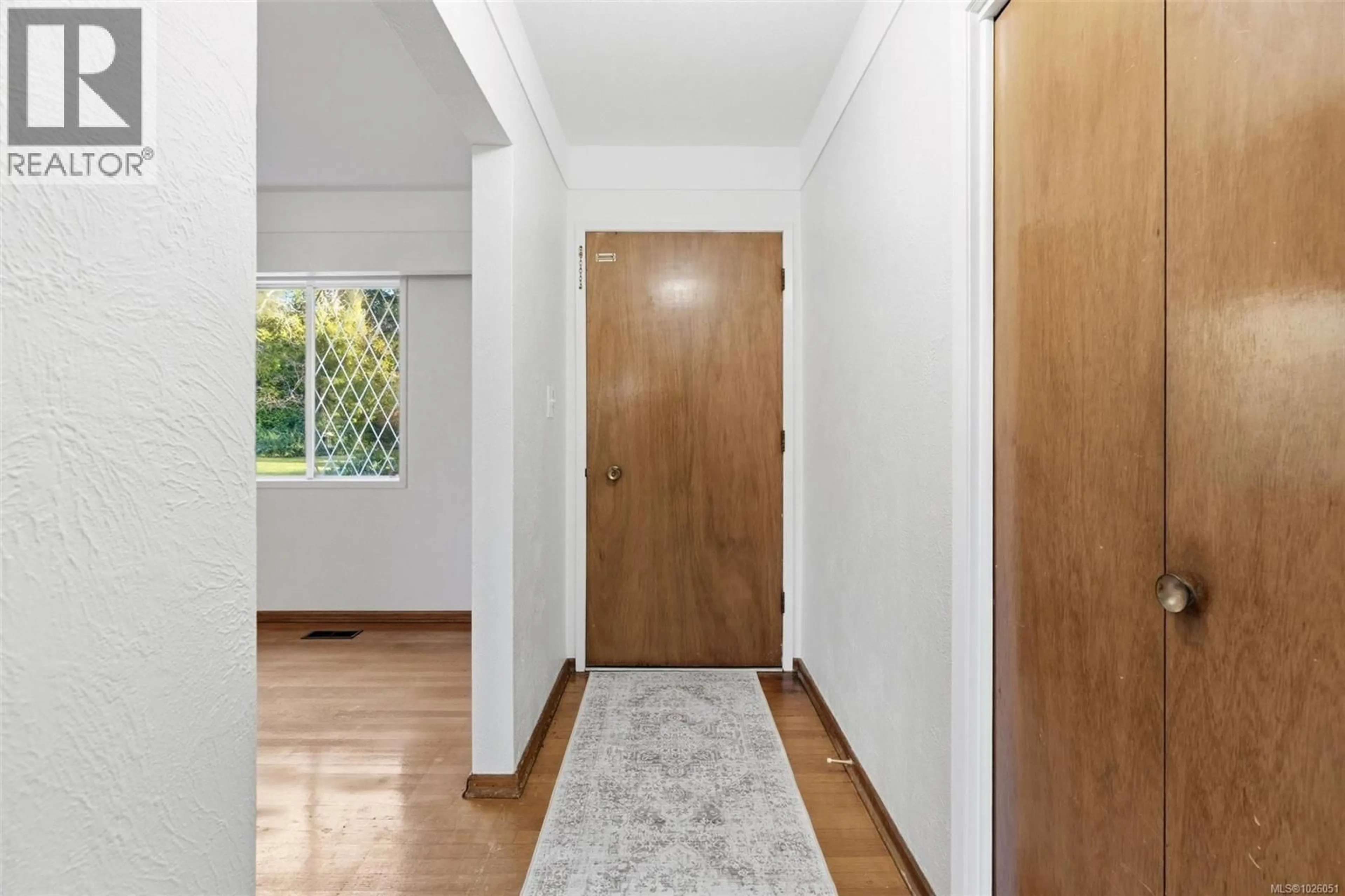 Indoor entryway for 646 RIDGEBANK CRESCENT, Saanich British Columbia V6X1N6