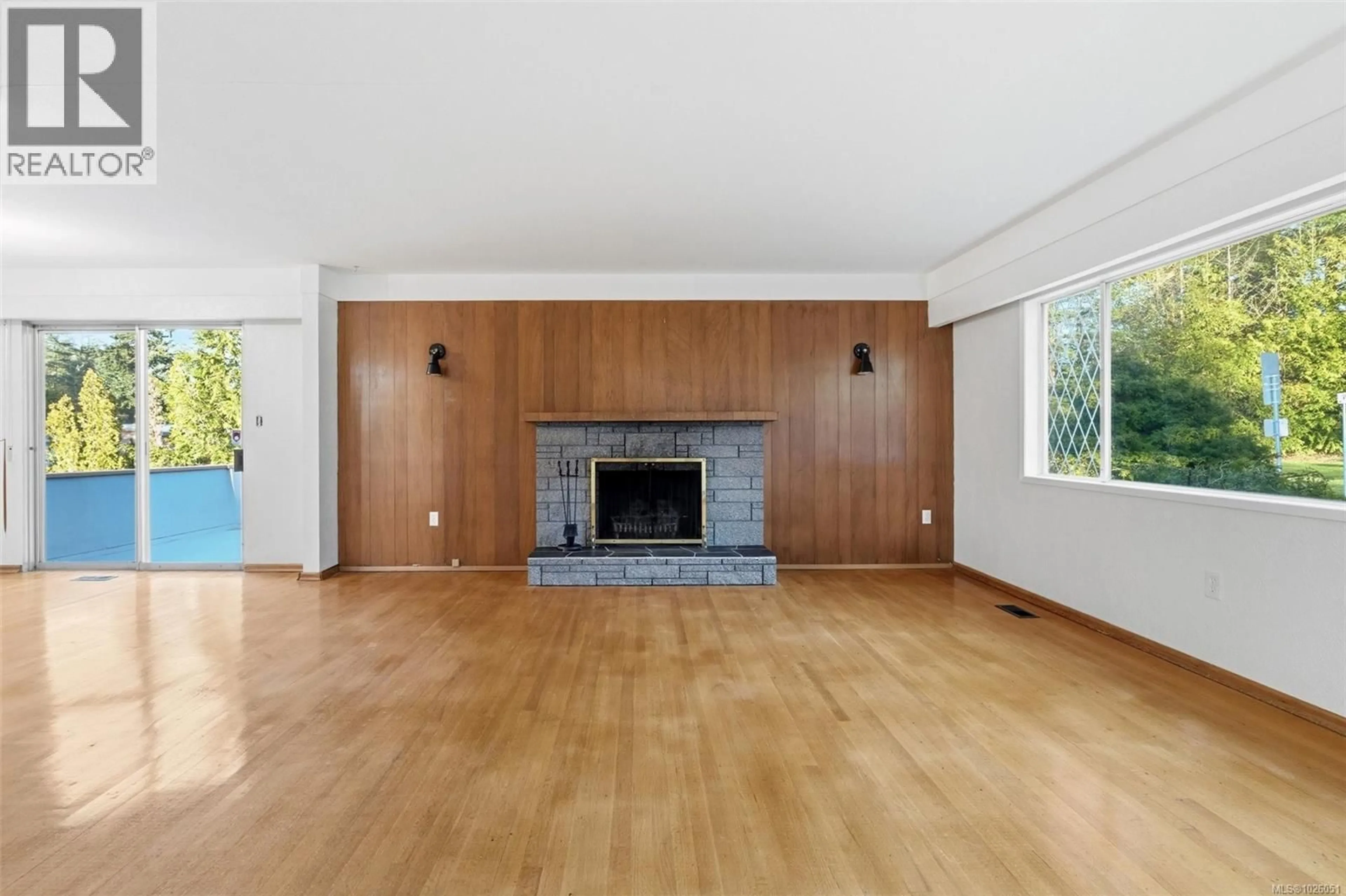 Living room with furniture, wood/laminate floor for 646 RIDGEBANK CRESCENT, Saanich British Columbia V6X1N6