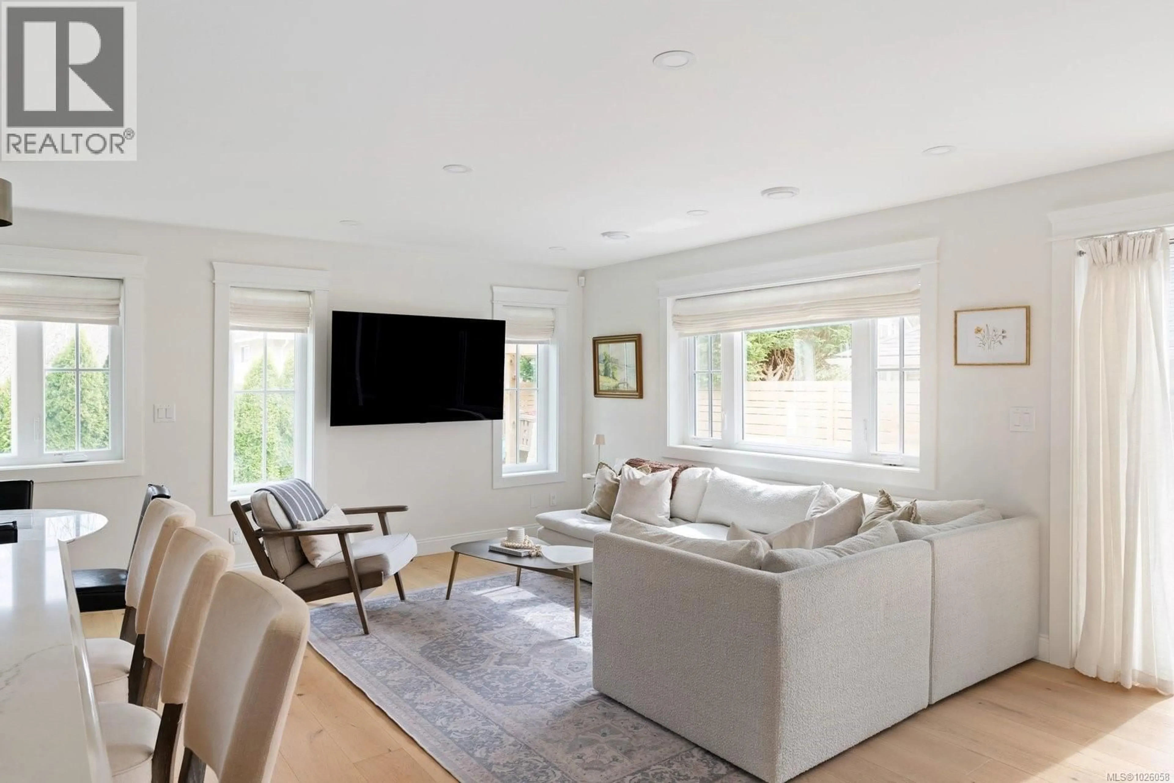 Living room with furniture, unknown for 957 MADDISON STREET, Victoria British Columbia V8S4C6