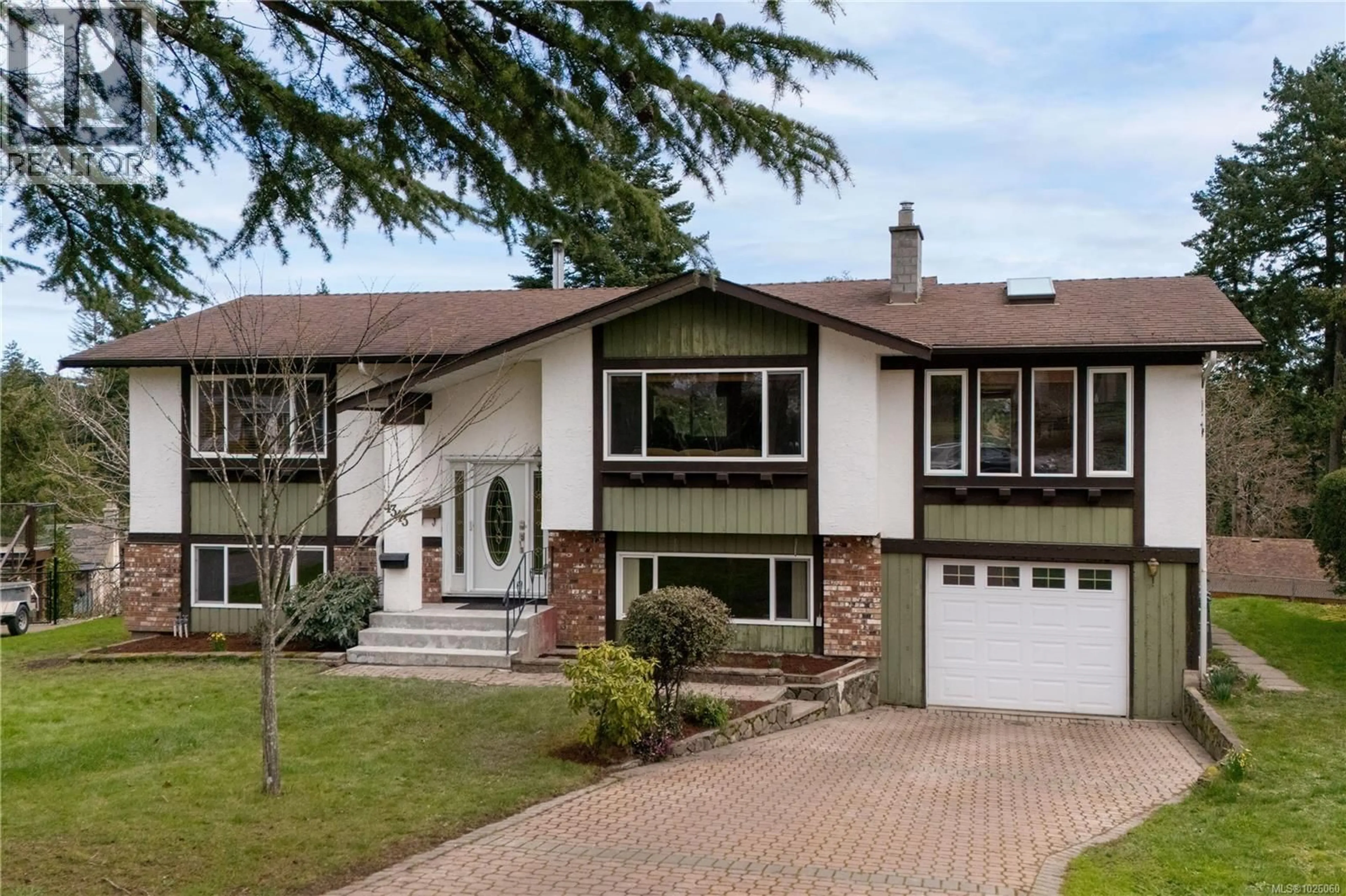 Home with vinyl exterior material, street for 4343 RIDGEWOOD CRESCENT, Saanich British Columbia V8Z4Z6