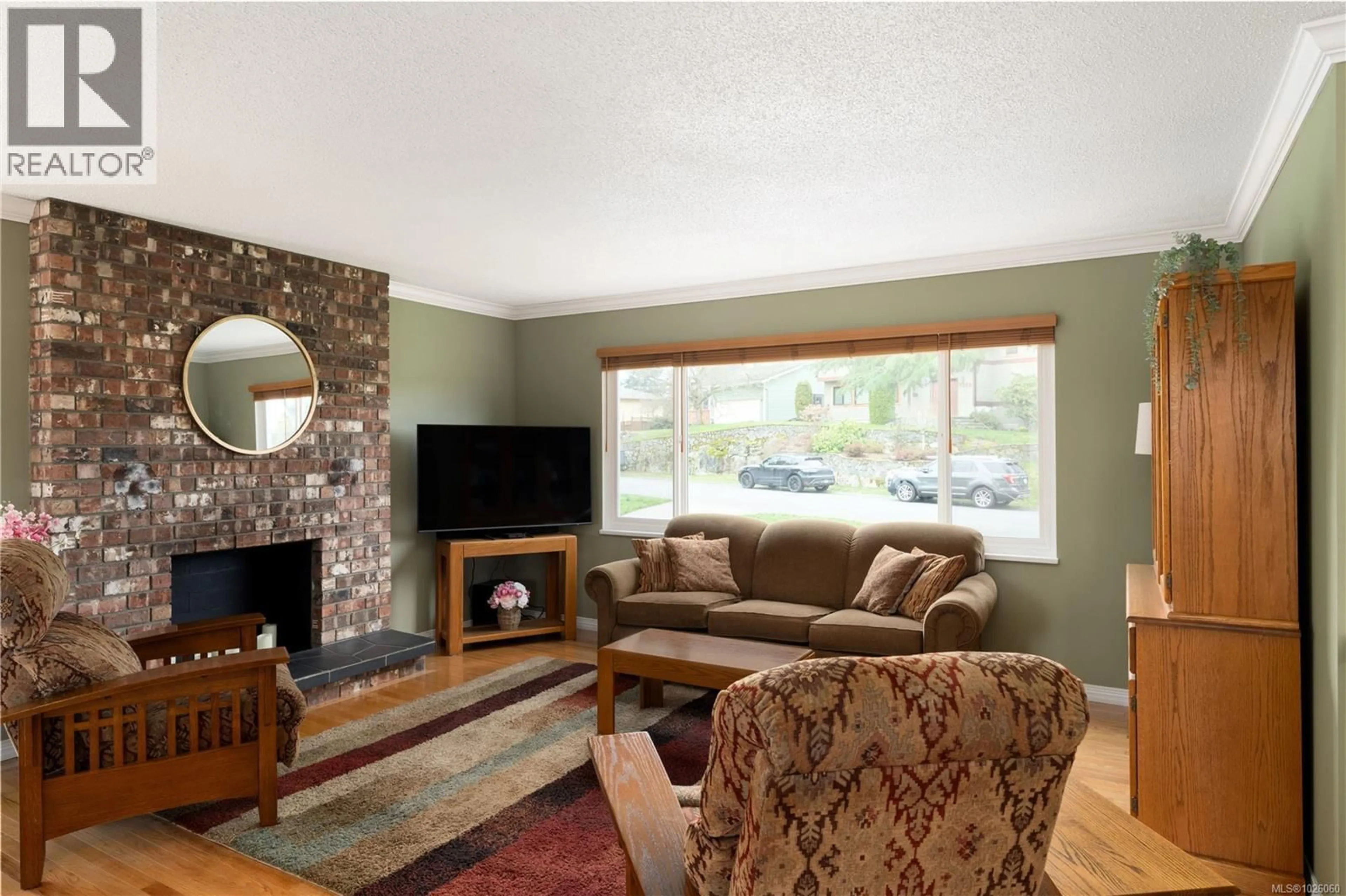 Living room with furniture, unknown for 4343 RIDGEWOOD CRESCENT, Saanich British Columbia V8Z4Z6